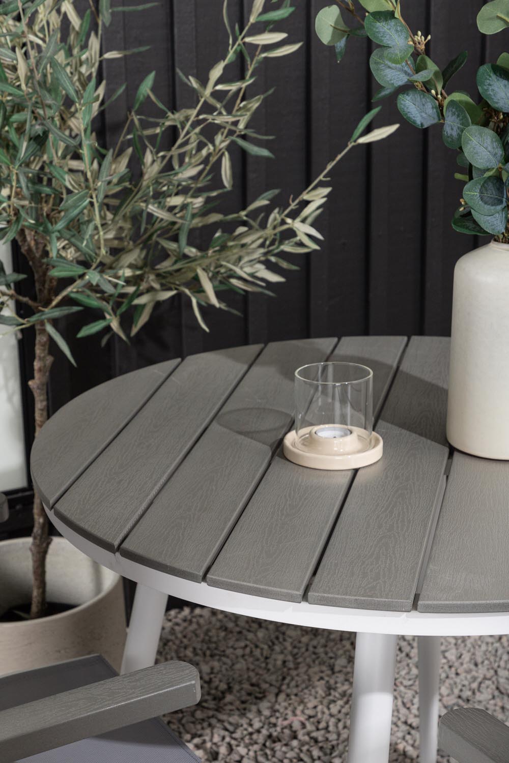 Break Outdoor-Tischset + Albany ⌀90cm/2St. in Weiss präsentiert im Onlineshop von KAQTU Design AG. Gartentischset ist von Venture Home