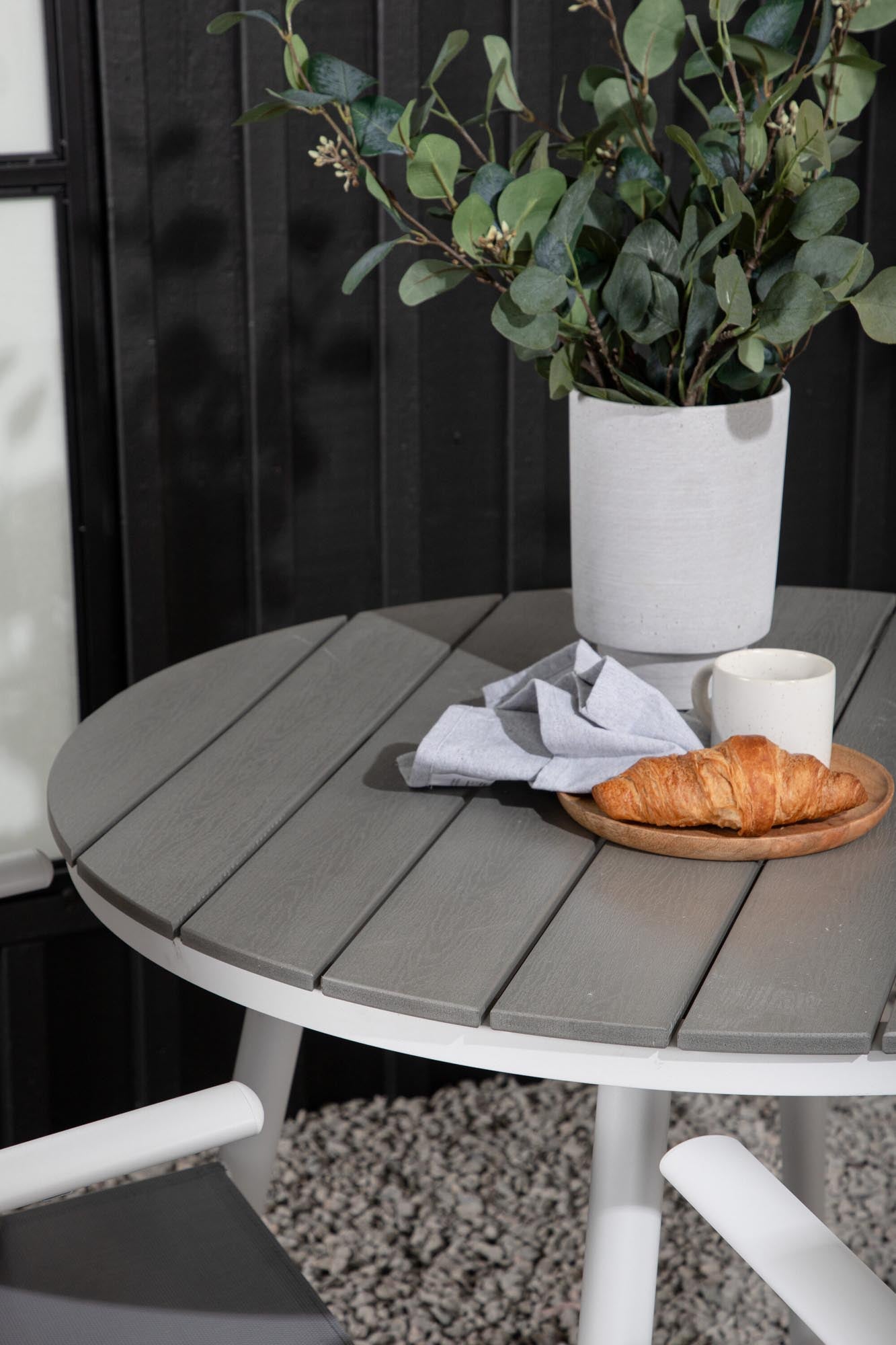 Entdecken Sie das elegante Break Outdoor-Tischset ⌀90cm von Venture Home – ideal für stilvolle Gartenmomente und gesellige Zusammenkünfte.