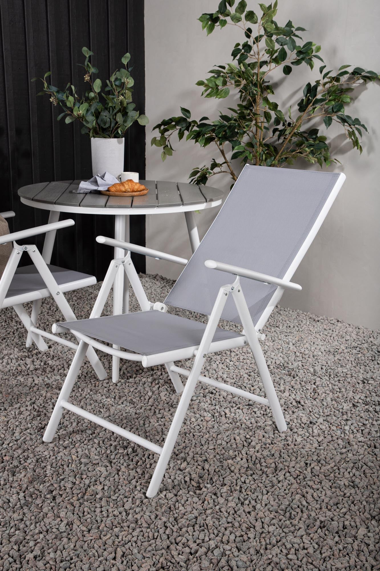 Entdecken Sie das Break Outdoor-Tischset ⌀90cm von Venture Home – ideal für stilvolle Gartenpartys und unvergessliche Momente im Freien.