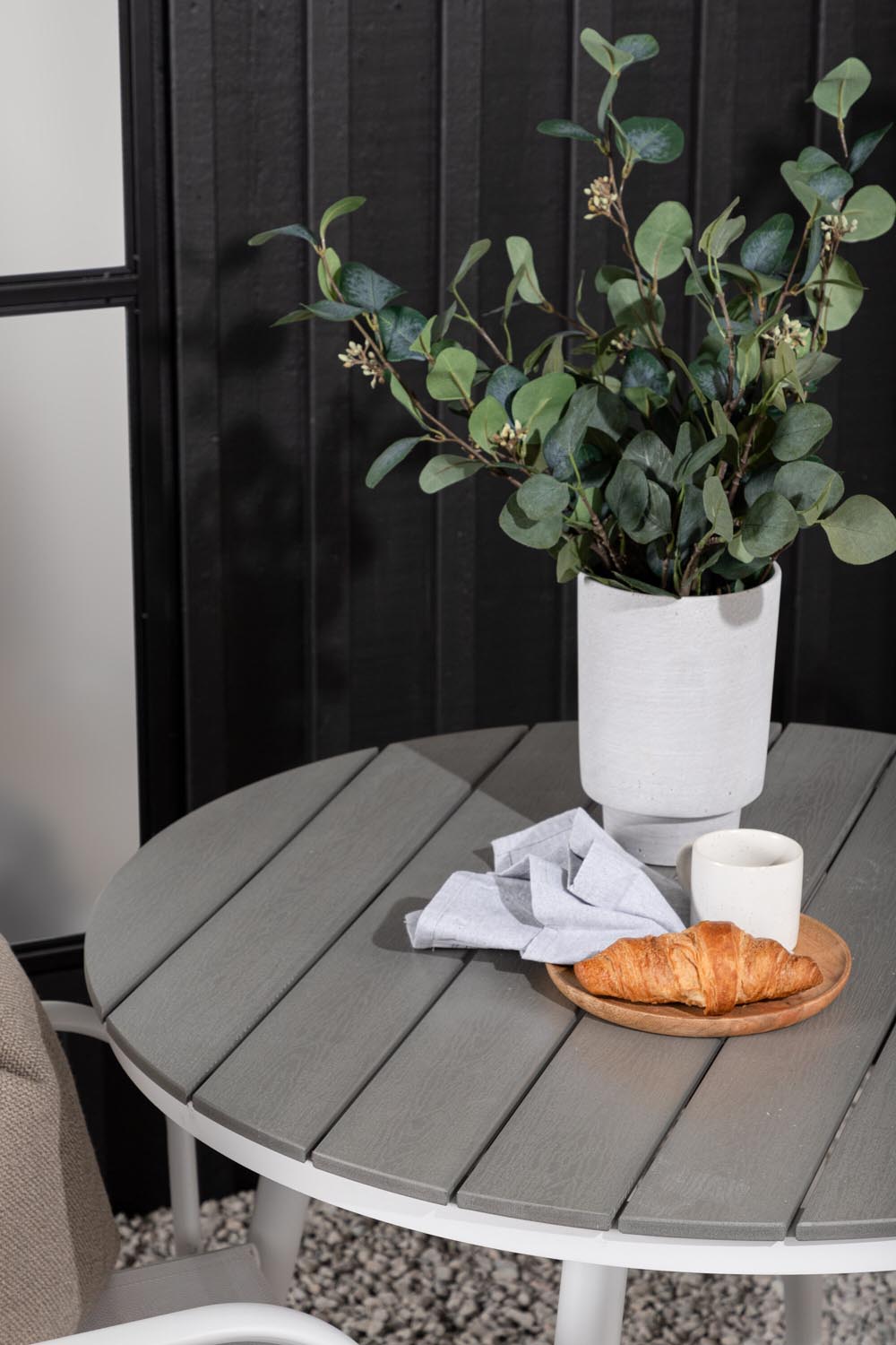 Break Outdoor-Tischset + Santorini ⌀90cm/2St. in Weiss präsentiert im Onlineshop von KAQTU Design AG. Gartentischset ist von Venture Home