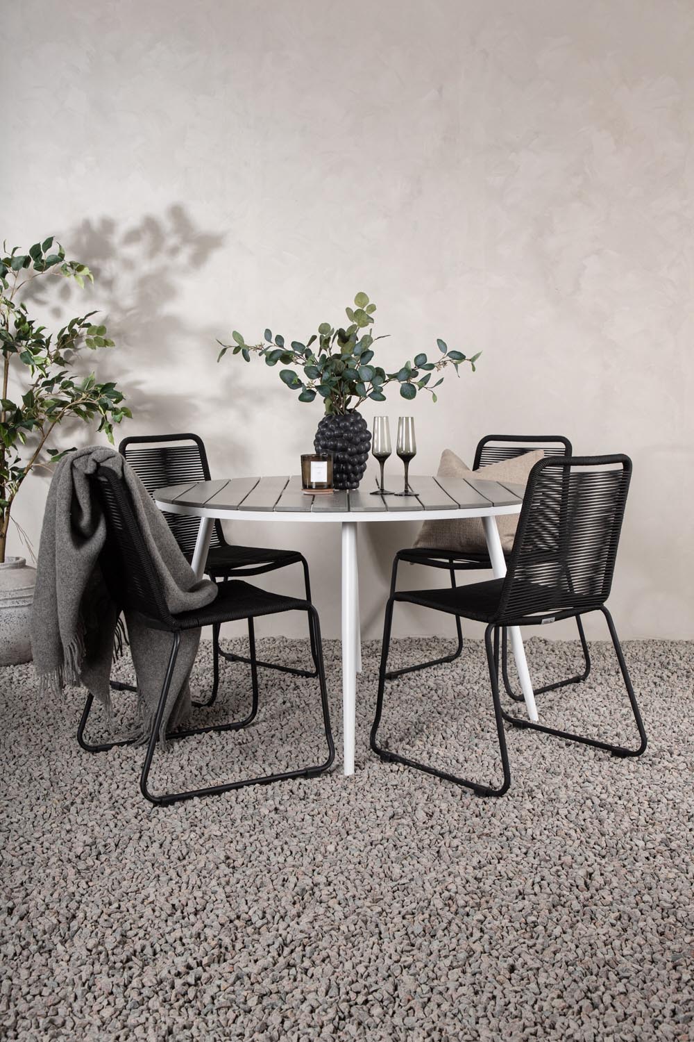Break Outdoor-Tischset + Lindos Stack ⌀120cm/4St. in Weiss präsentiert im Onlineshop von KAQTU Design AG. Gartentischset ist von Venture Home