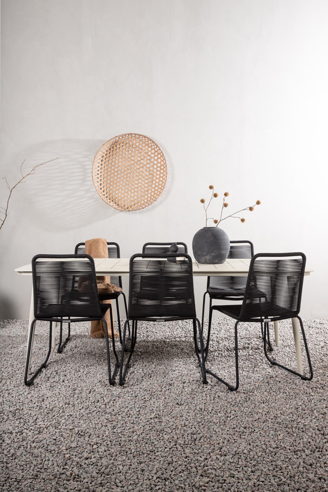 Stilvolles Lina Outdoor-Tischset: Eleganz, Funktionalität, pflegeleicht, wetterfest, stapelbare Lindos Stühle, ideal für Garten.