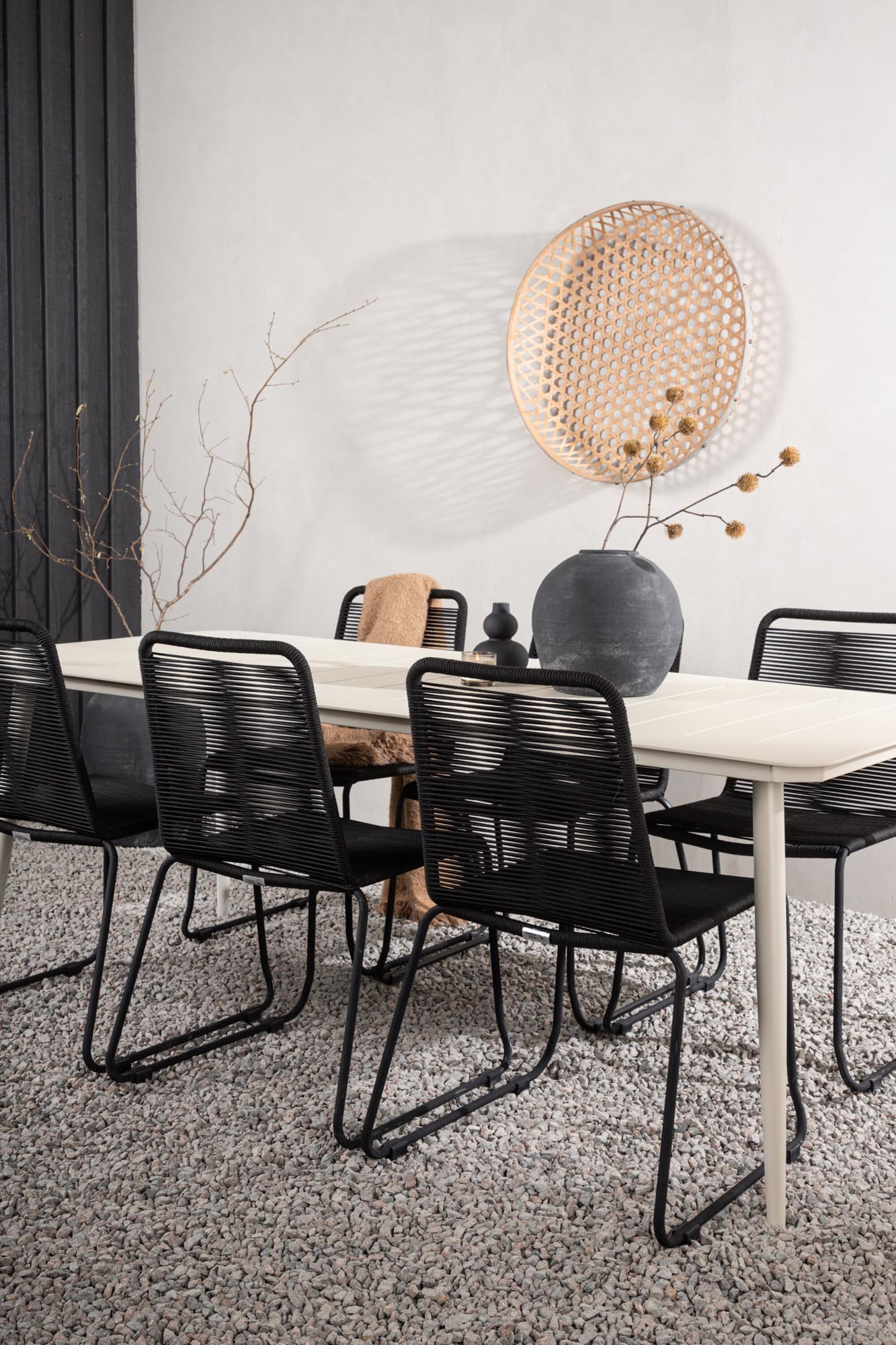 Elegantes Lina Outdoor-Tischset mit 6 stapelbaren Lindos Stühlen. Ideal für gesellige Momente im Freien, pflegeleicht und modern.