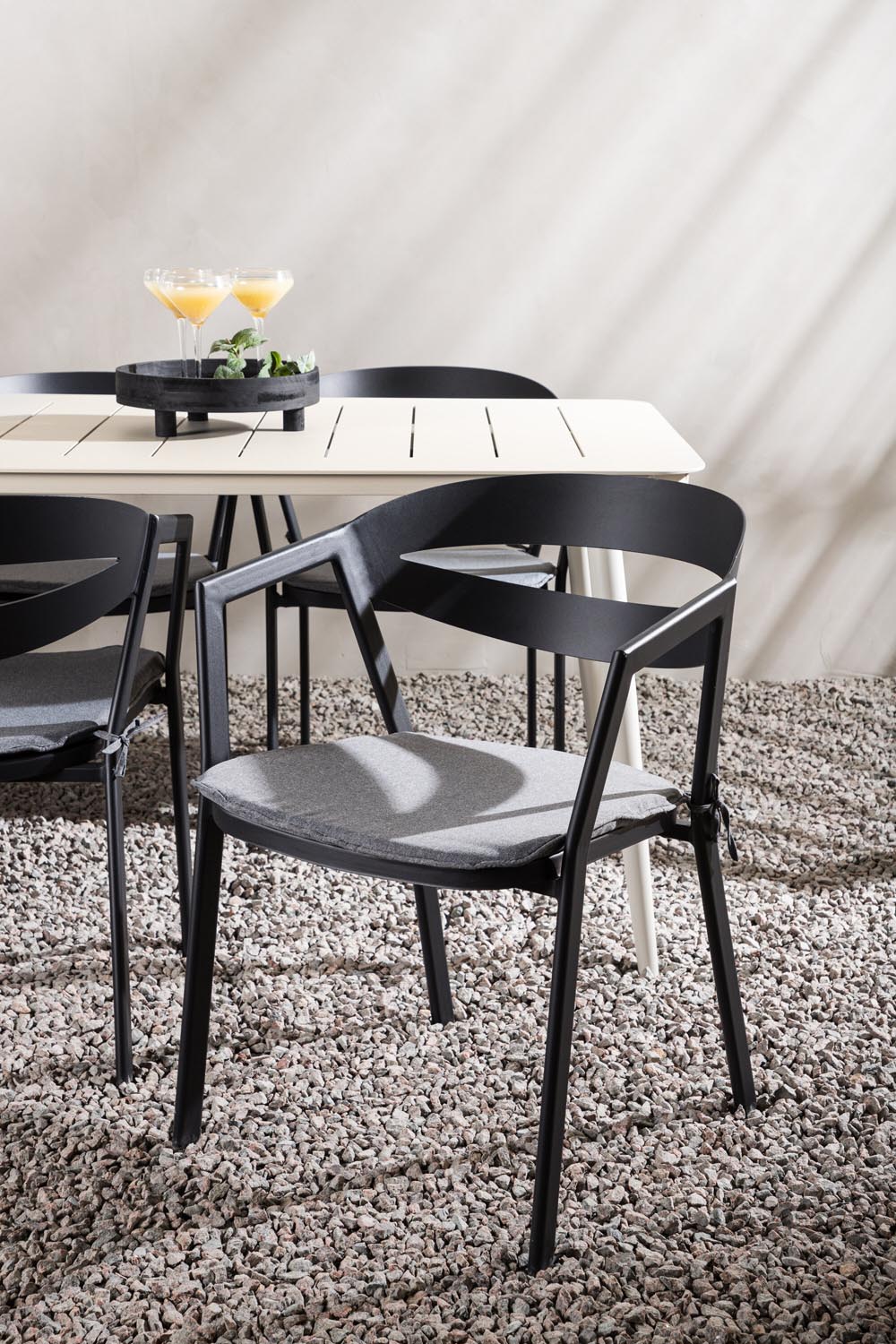 Lina Outdoor-Tischset + Split 200cm/6St. in Schwarz präsentiert im Onlineshop von KAQTU Design AG. Gartentischset ist von Venture Home
