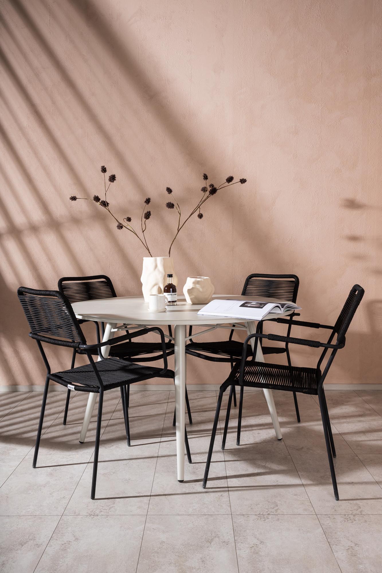 Elegantes Outdoor-Tischset: Lina Tisch (⌀120cm) mit 4 Lindos Armchairs. Ideal für gesellige Momente im Freien, robust und stilvoll.