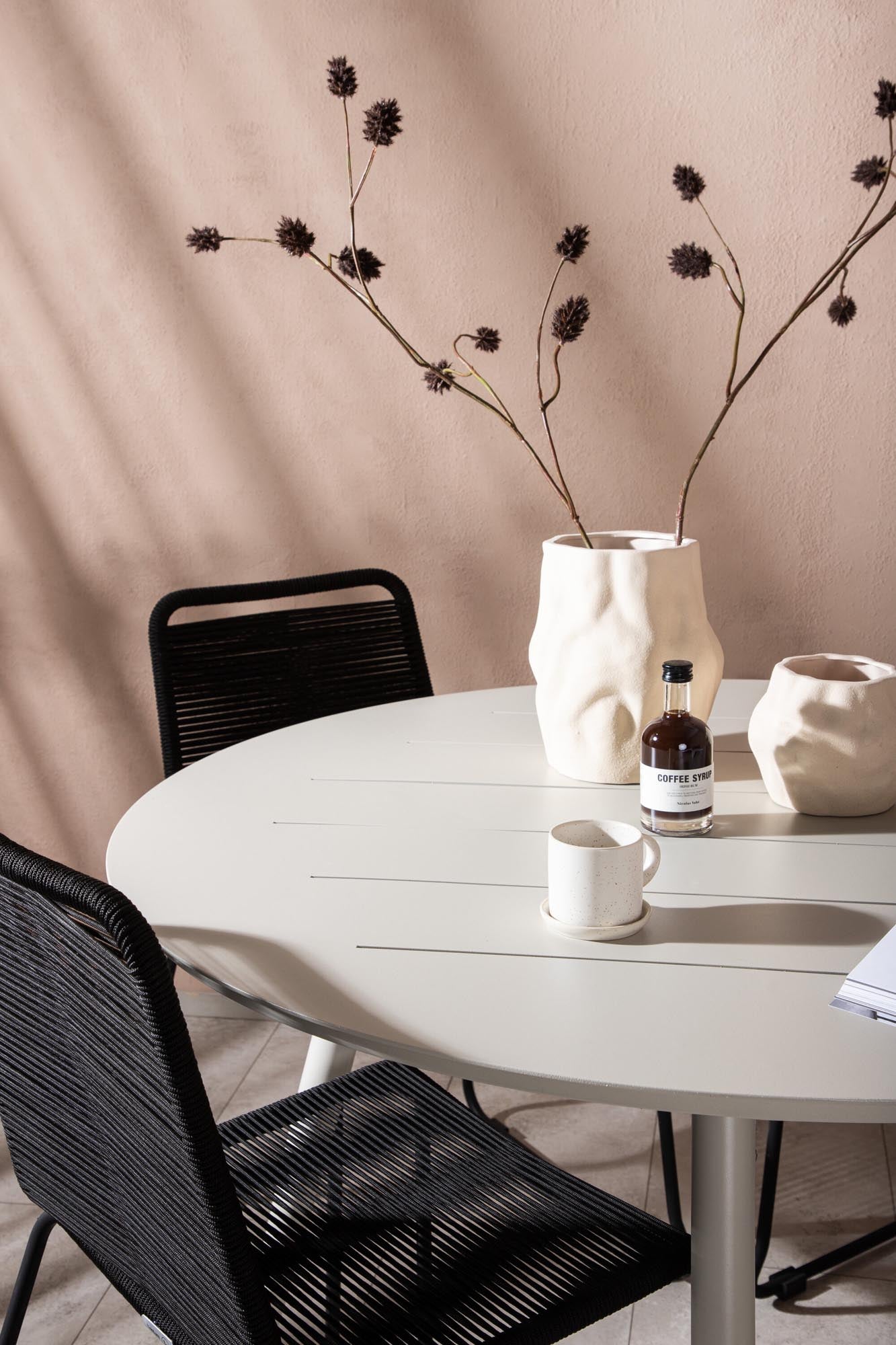 Stilvolles Lina Outdoor-Tischset mit Lindos Stühlen für gesellige Abende im Freien. Wetterfest und platzsparend – ideal für jeden Garten!