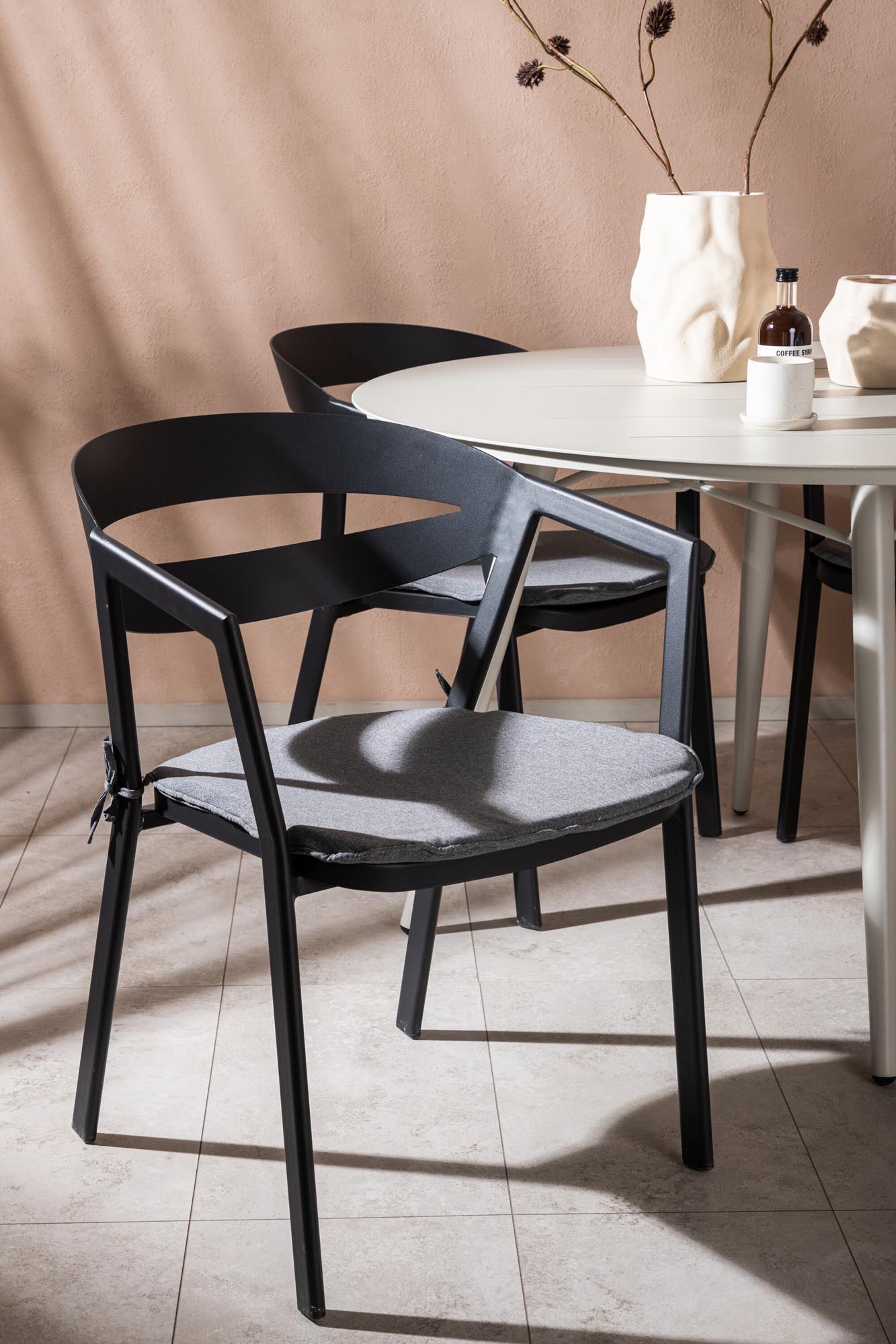 Stilvolles Lina Outdoor-Tischset von Venture Home: Ideal für gesellige Abende im Freien mit Platz für 4 Personen und pflegeleichten Materialien.