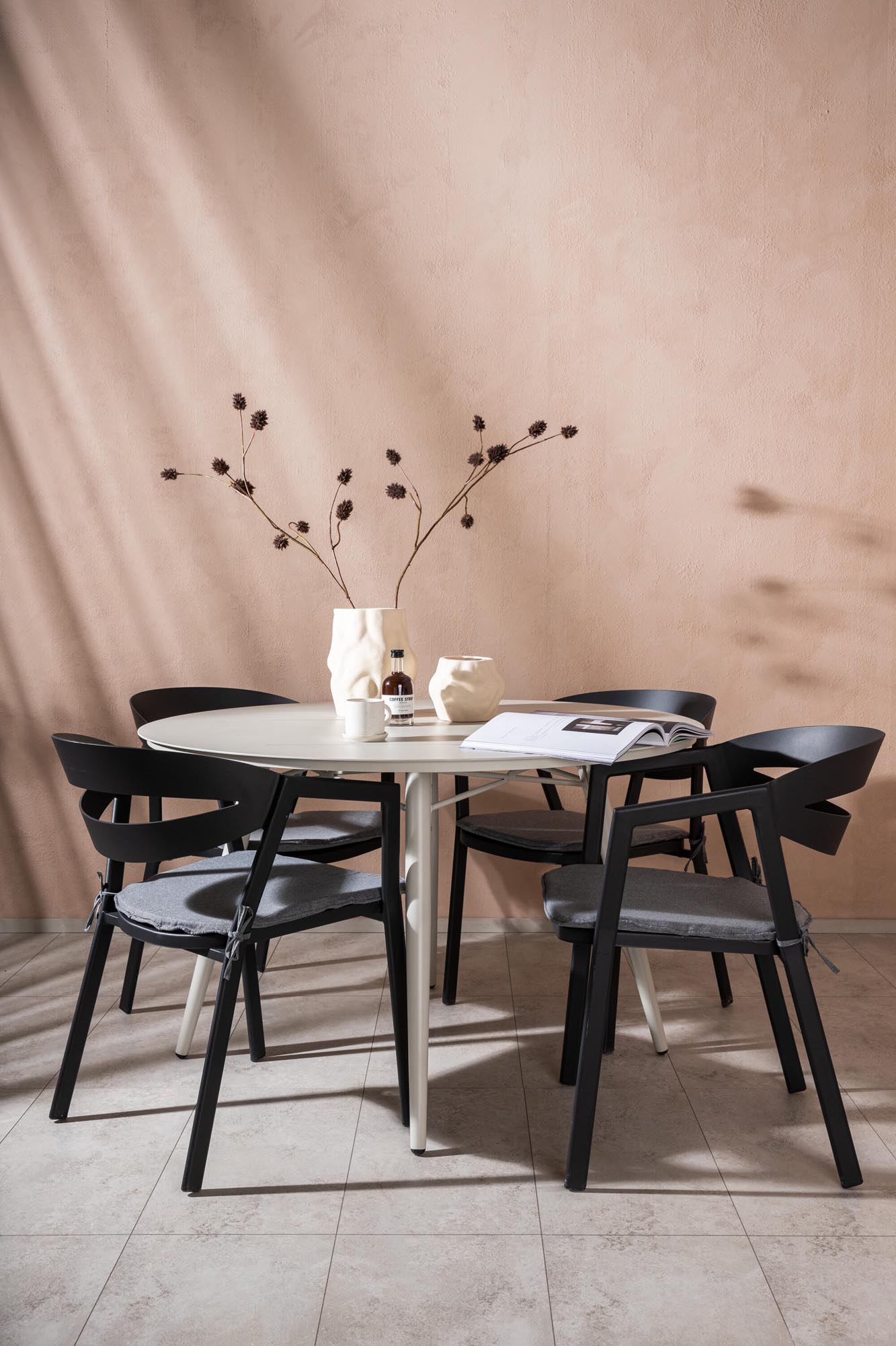 Venture Home Lina Set: Robustes Design für stilvolle Terrassen.