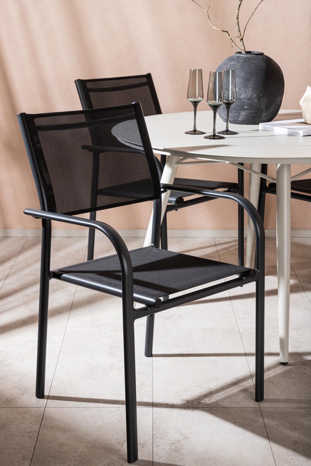 Lina Outdoor-Tischset + Santorini ⌀120cm/4St. in Schwarz präsentiert im Onlineshop von KAQTU Design AG. Gartentischset ist von Venture Home