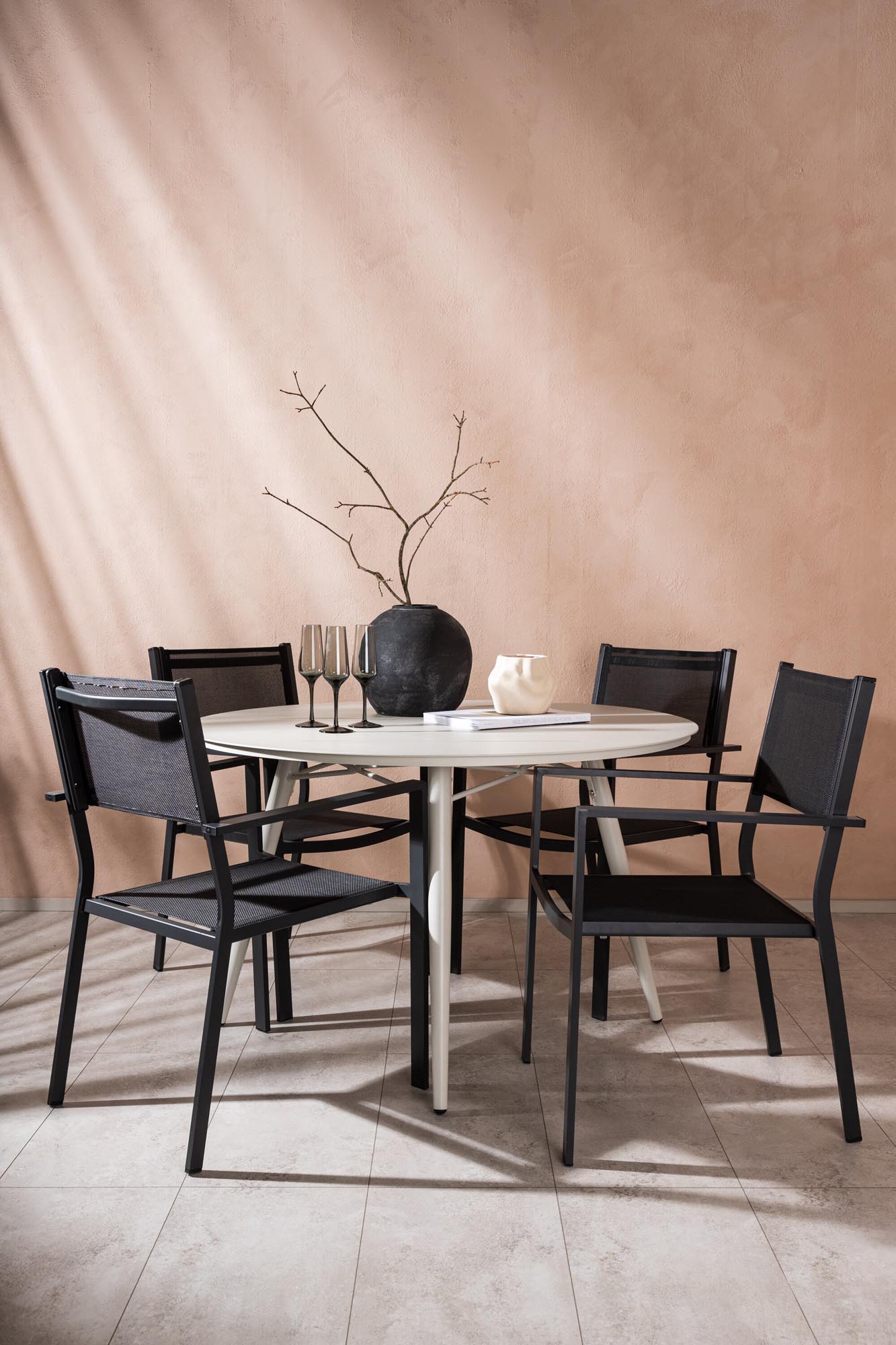 Verleihen Sie Ihrem Außenbereich mit dem Lina Outdoor-Tischset + Copacabana ⌀120cm/4St. von Venture Home Eleganz und Funktionalität – perfekt für unvergessliche Momente!