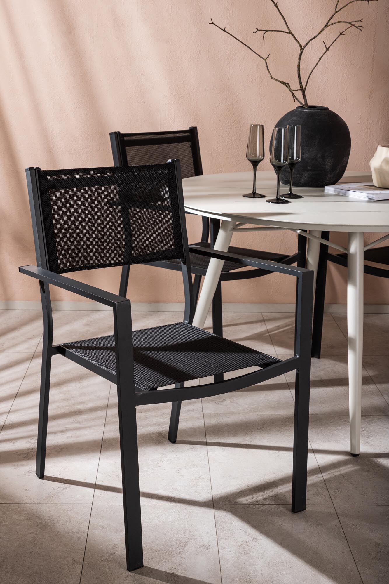 Stilvolles Lina Outdoor-Tischset mit 4 Copacabana Stühlen, Ø120cm. Ideal für gesellige Abende im Freien, wetterfest und langlebig.