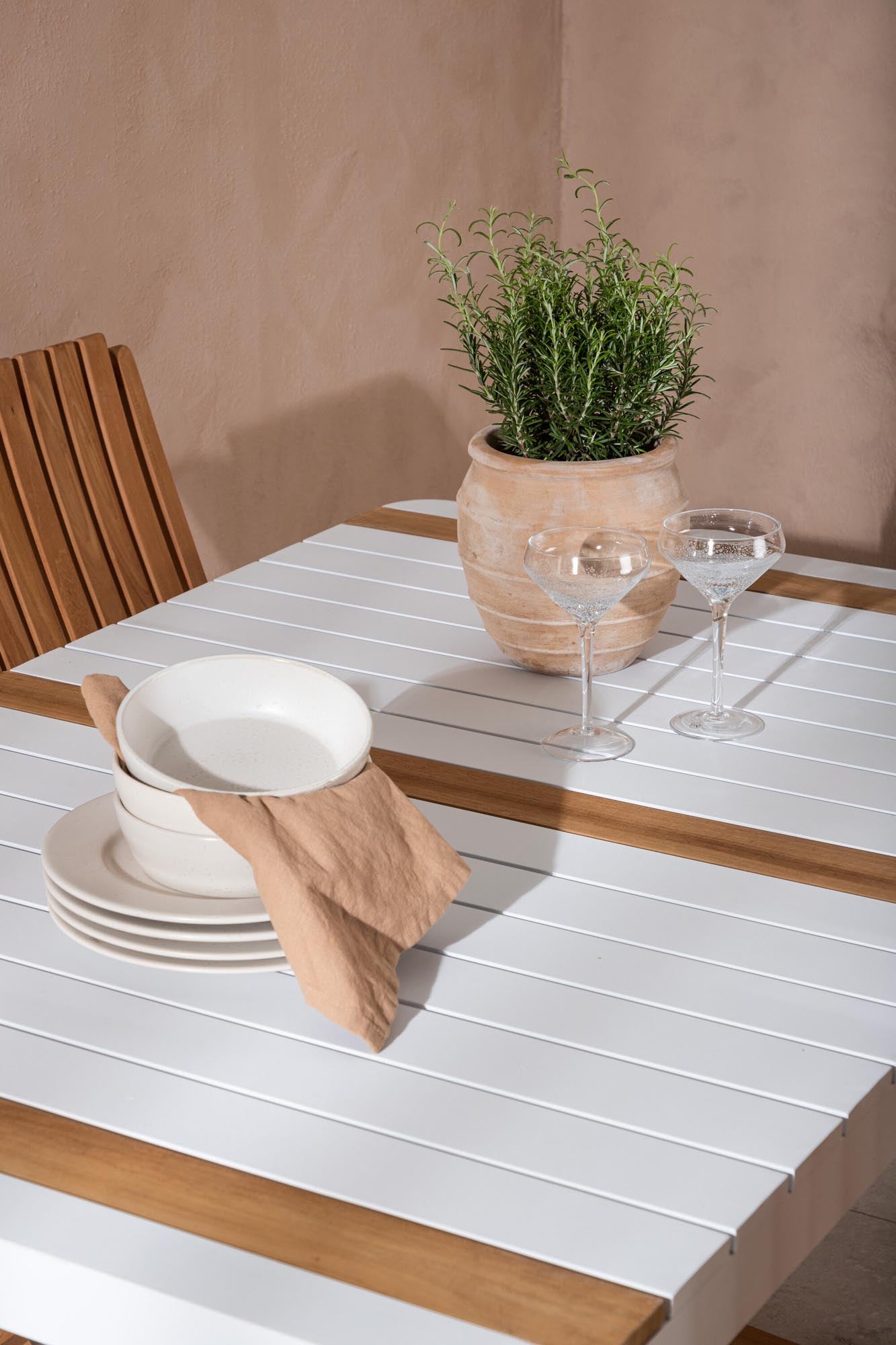 Togo Outdoor-Tischset + Ghana 150cm/4St.: Elegantes Teakholz-Design für gesellige Stunden im Freien. Ideal für Terrasse und Garten!