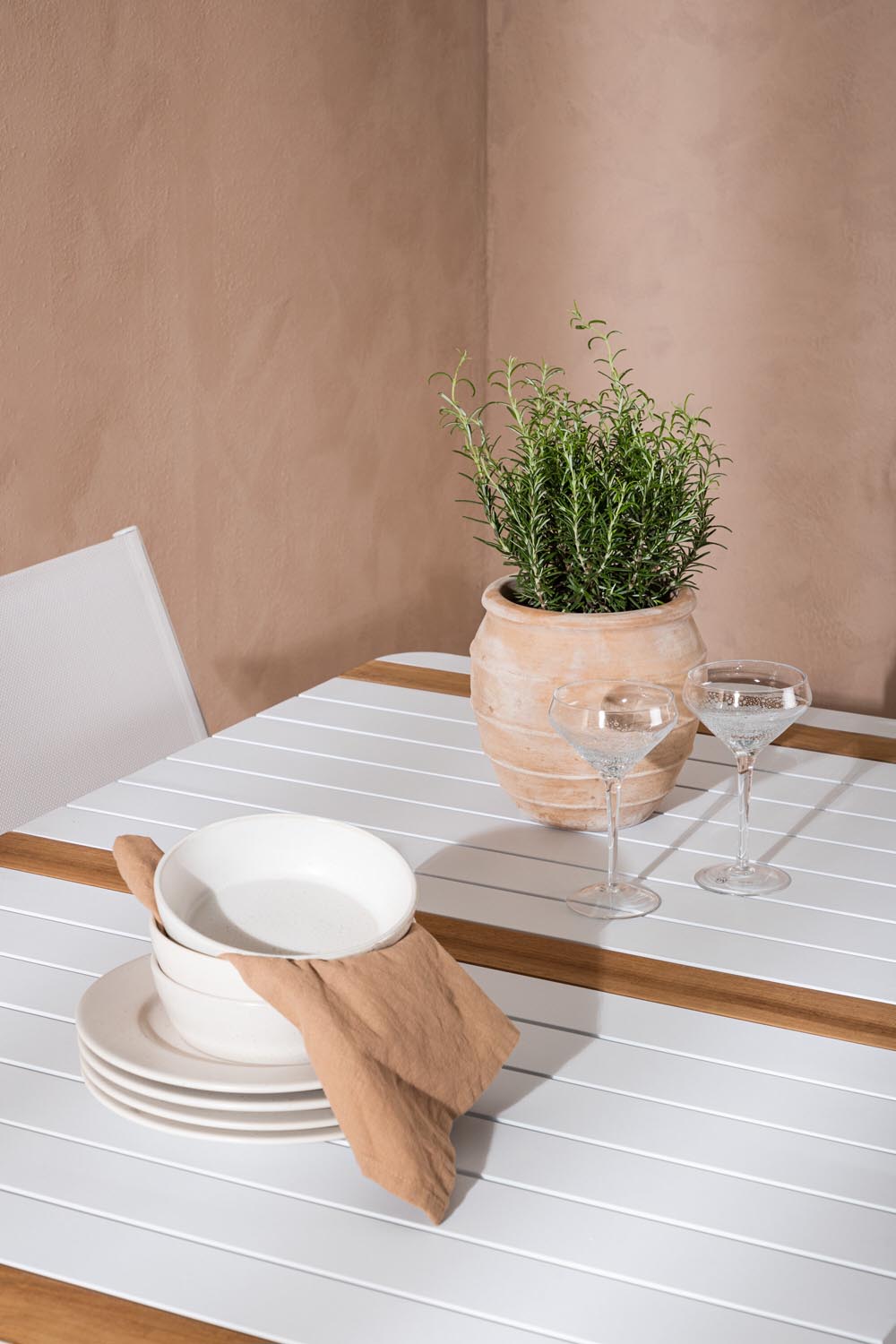 Togo Outdoor-Tischset + Santorini 150cm/4St. in Weiss präsentiert im Onlineshop von KAQTU Design AG. Gartentischset ist von Venture Home