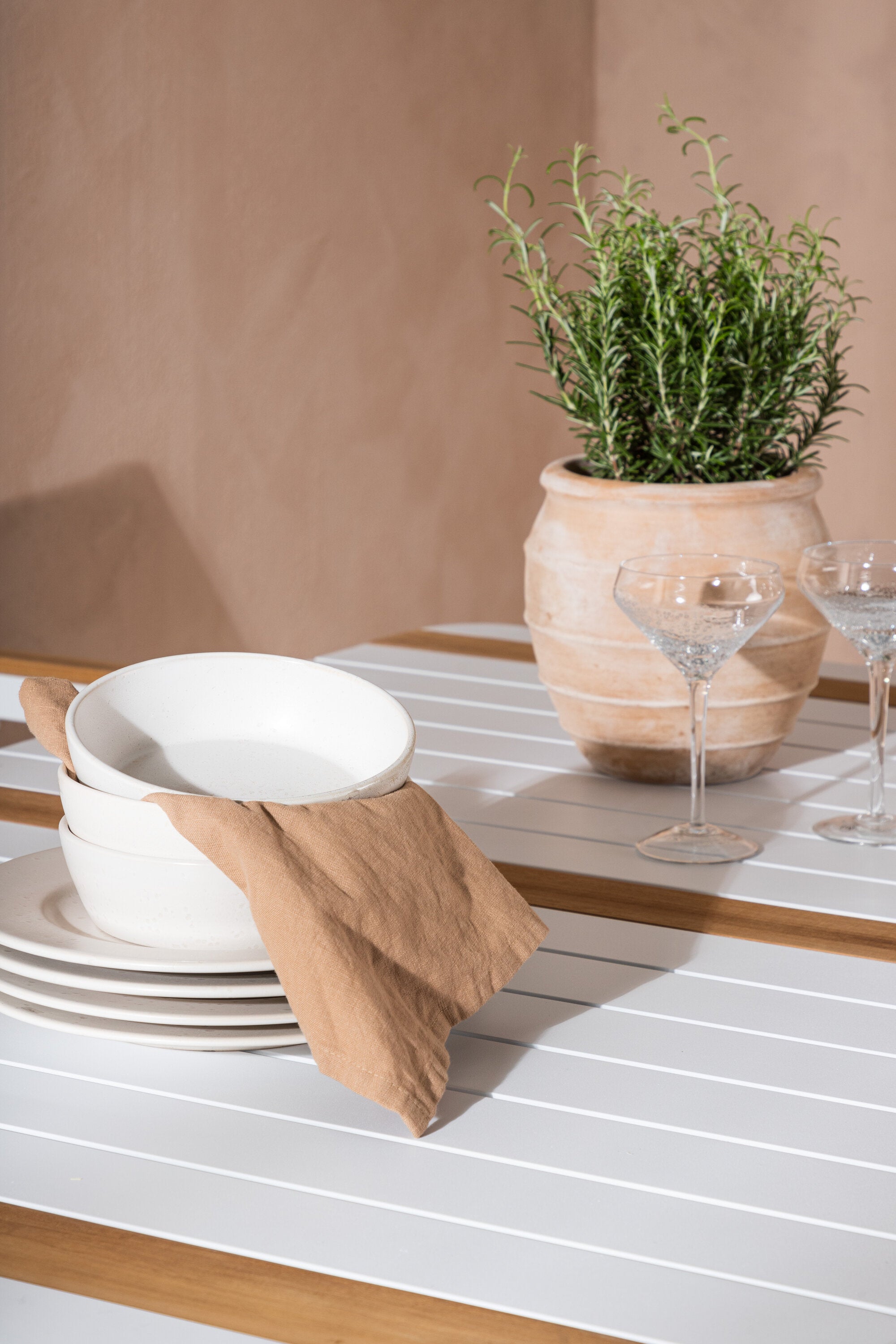 Togo Outdoor-Tischset + Mexico 150cm/4St. in Weiss präsentiert im Onlineshop von KAQTU Design AG. Gartentischset ist von Venture Home