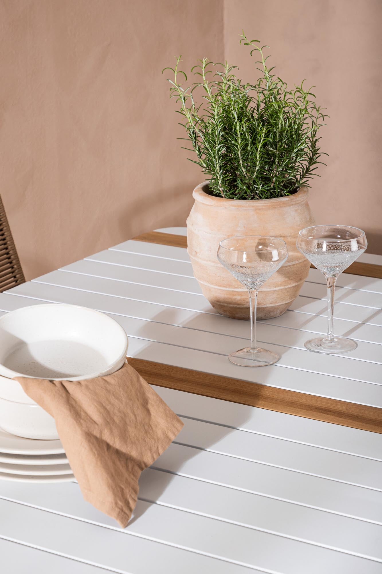 Venture Home Togo: Perfektes 4er-Set für elegante Gartenmomente.