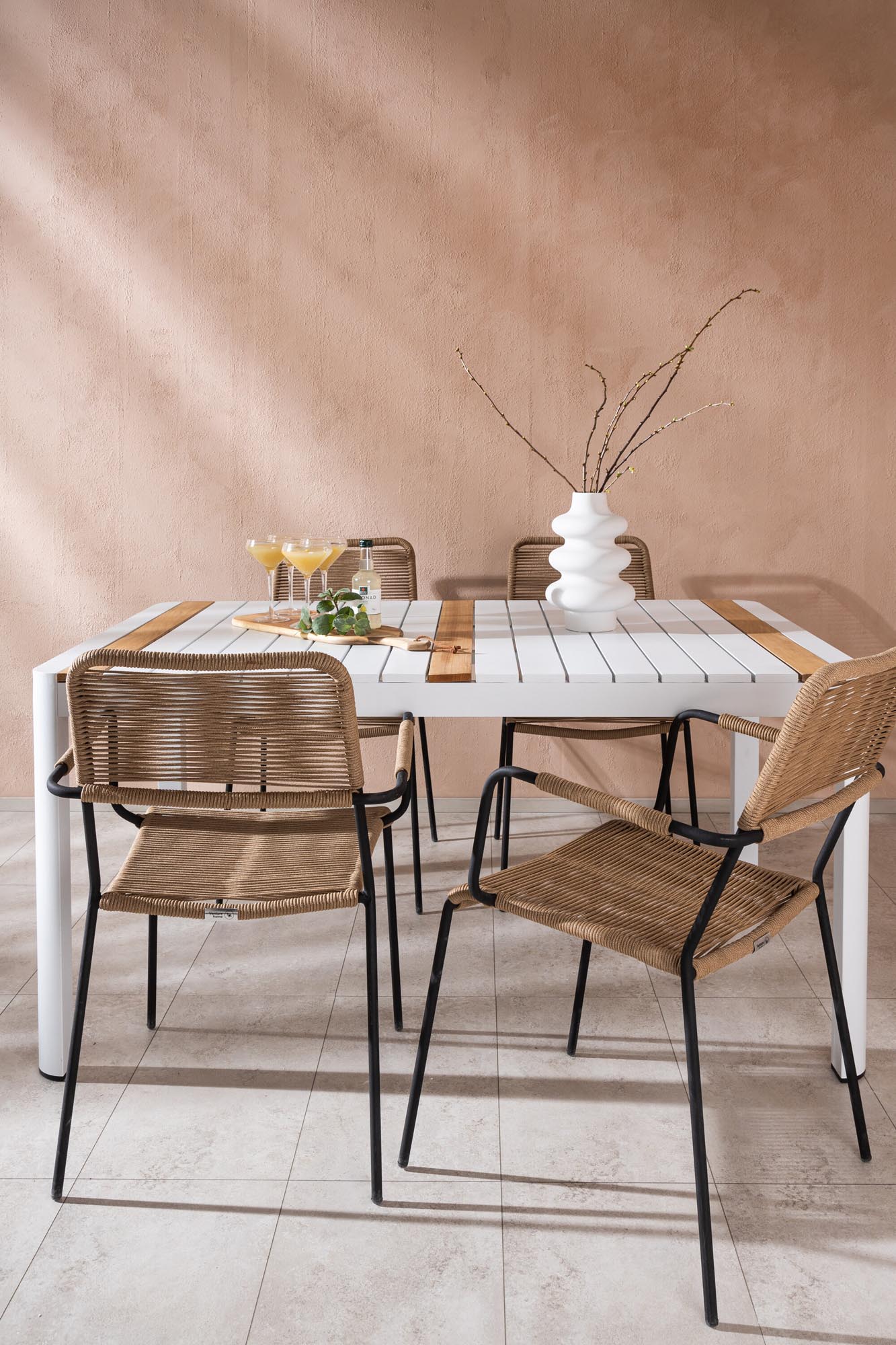 Elegantes Togo Outdoor-Tischset mit 150 cm Tisch und 4 bequemen Lindos Armchairs. Ideal für gesellige Stunden im Freien!