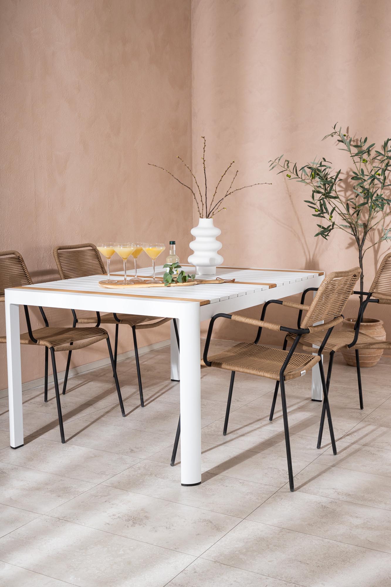 Venture Home Togo Set: 150cm Tisch & 4 Lindos Stühle für Outdoor.