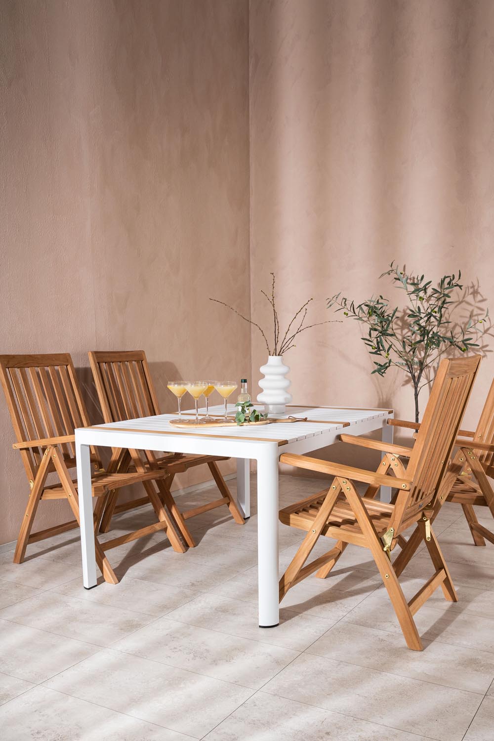 Togo Outdoor-Tischset + Kenya 150cm/4St. in Weiss / Natur präsentiert im Onlineshop von KAQTU Design AG. Gartentischset ist von Venture Home