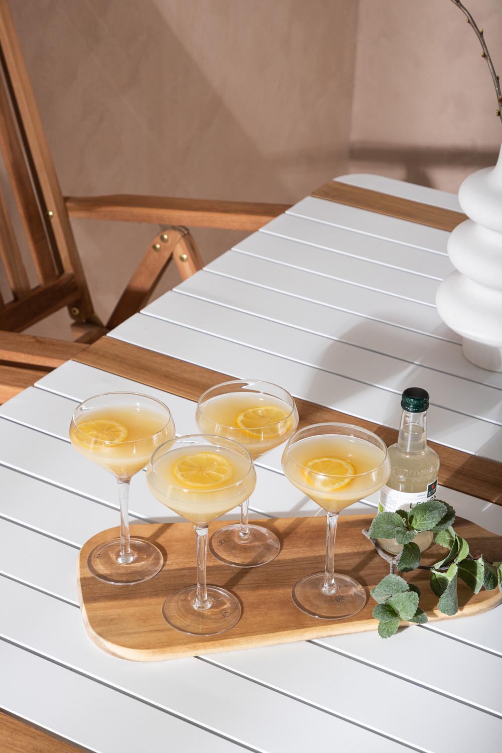 Togo Outdoor-Tischset + Kenya 150cm/4St. in Weiss / Natur präsentiert im Onlineshop von KAQTU Design AG. Gartentischset ist von Venture Home
