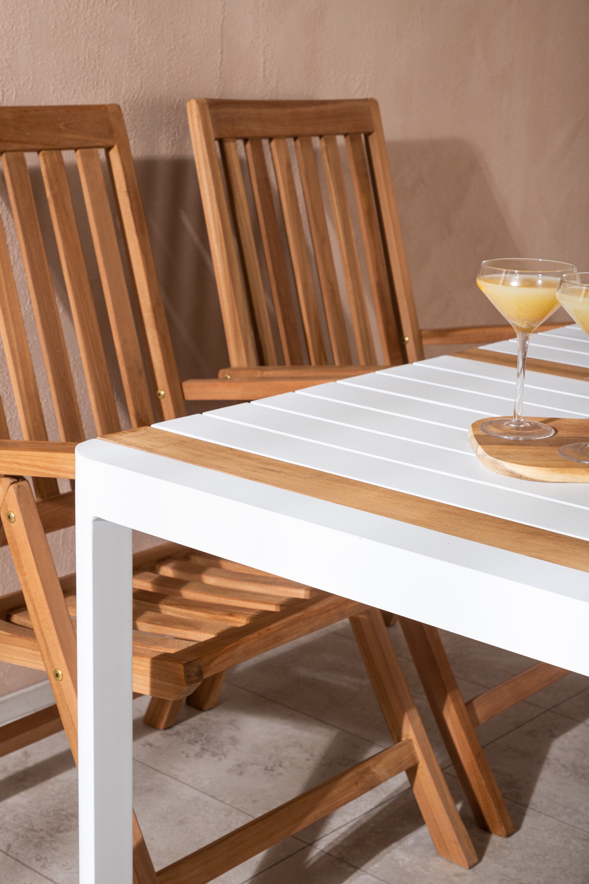 Togo Outdoor-Tischset + Kenya 150cm/4St. in Weiss / Natur präsentiert im Onlineshop von KAQTU Design AG. Gartentischset ist von Venture Home