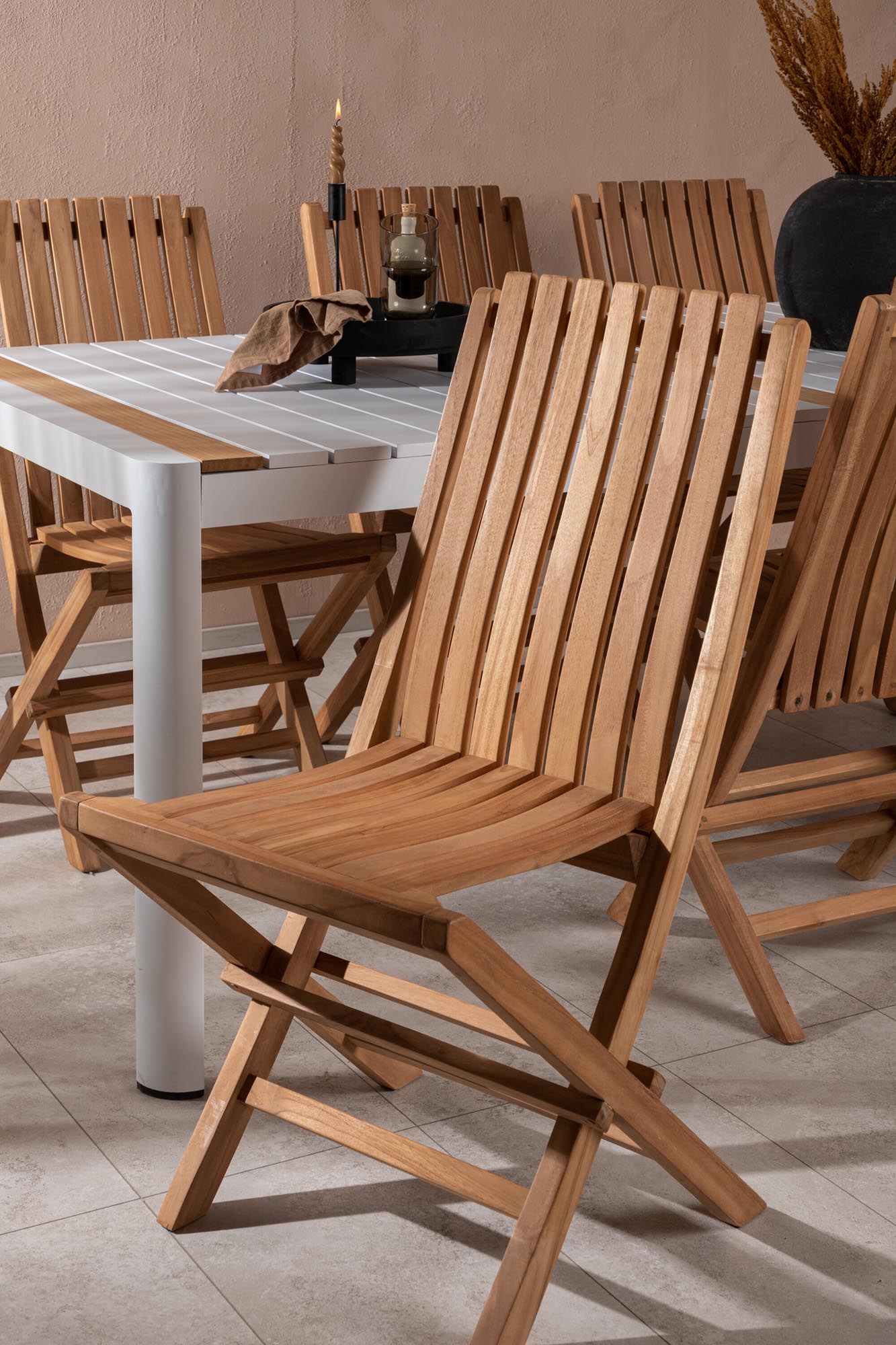 Elegantes Togo Tischset für 6, ideal für stilvolle Outdoor-Dinner.