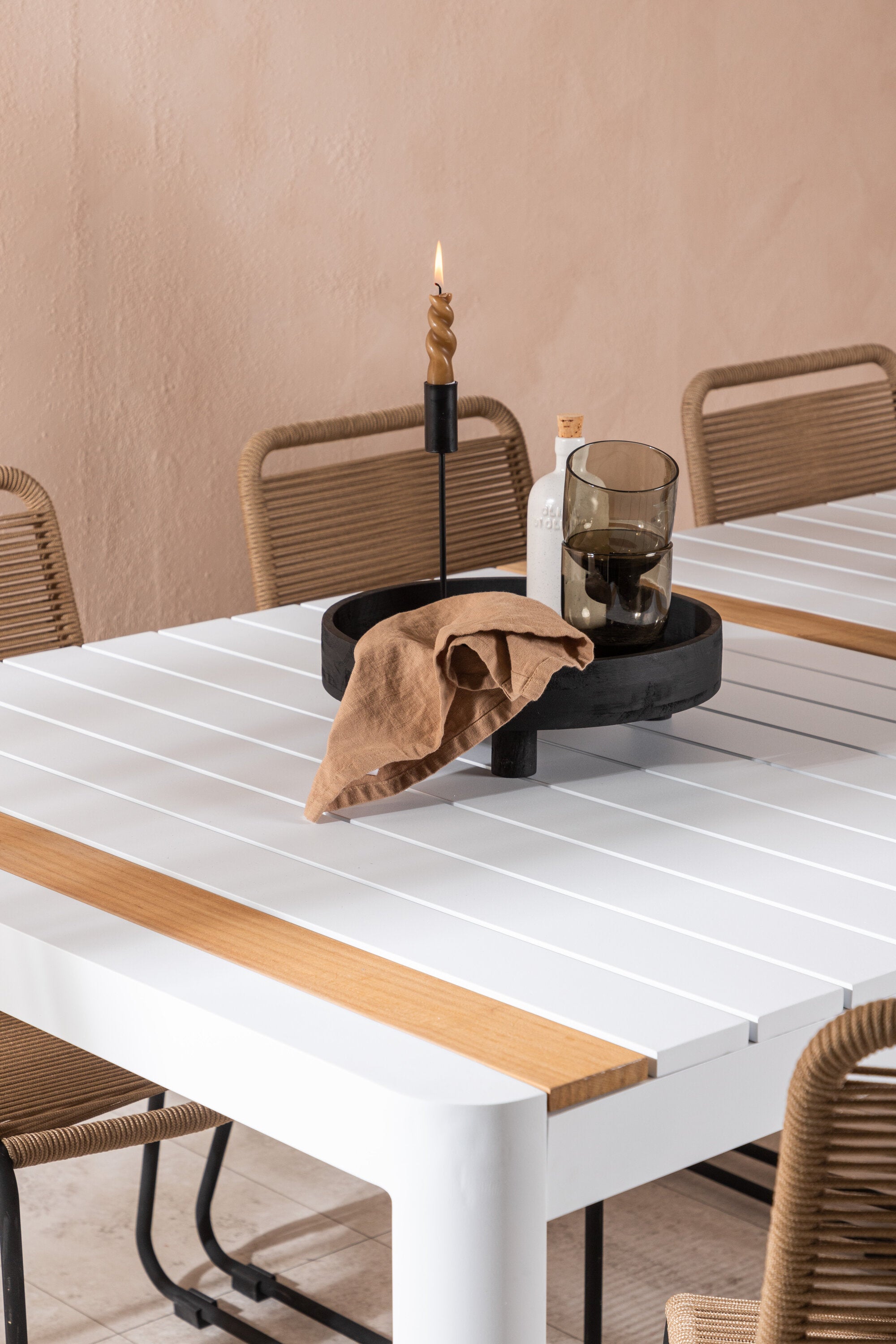 Togo Outdoor-Tischset + Lindos 200cm/6St. in Weiss / Natur präsentiert im Onlineshop von KAQTU Design AG. Gartentischset ist von Venture Home