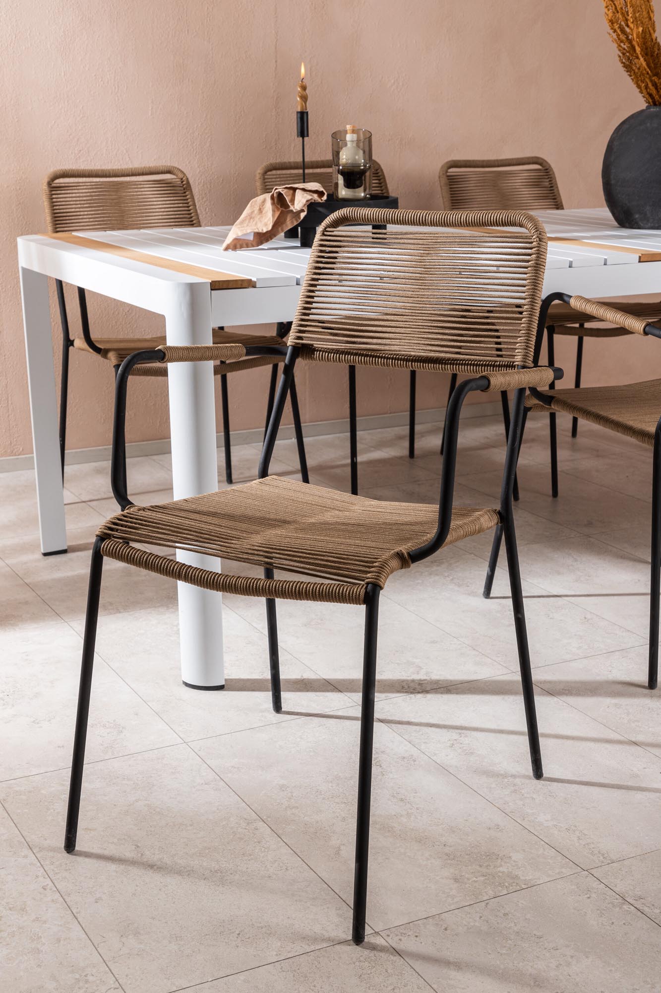 Stilvolles Togo Outdoor-Tischset mit Lindos Armchairs: Robustes Design aus Teakholz und Aluminium, perfekt für entspannte Stunden im Freien.