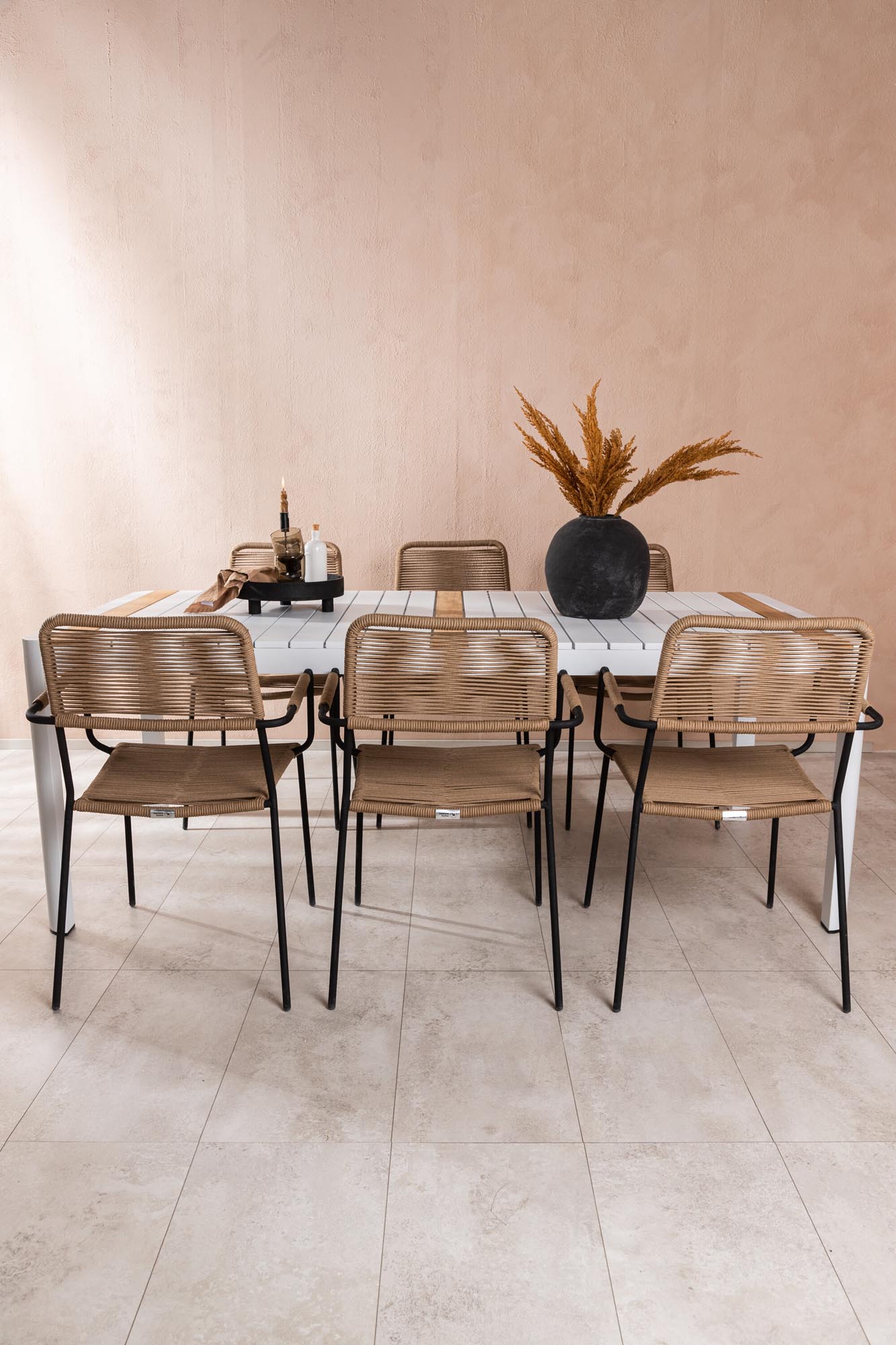 Entdecken Sie das Togo Outdoor-Tischset mit 6 Lindos Armchairs von Venture Home – stilvoll, robust und perfekt für gesellige Momente im Freien.