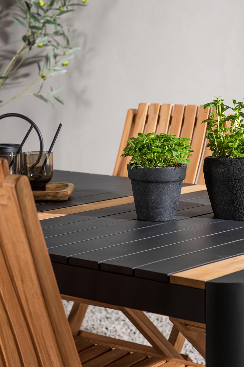 Togo Outdoor-Tischset + Ghana 150cm/4St. in Schwarz / Gold / Natur präsentiert im Onlineshop von KAQTU Design AG. Gartentischset ist von Venture Home