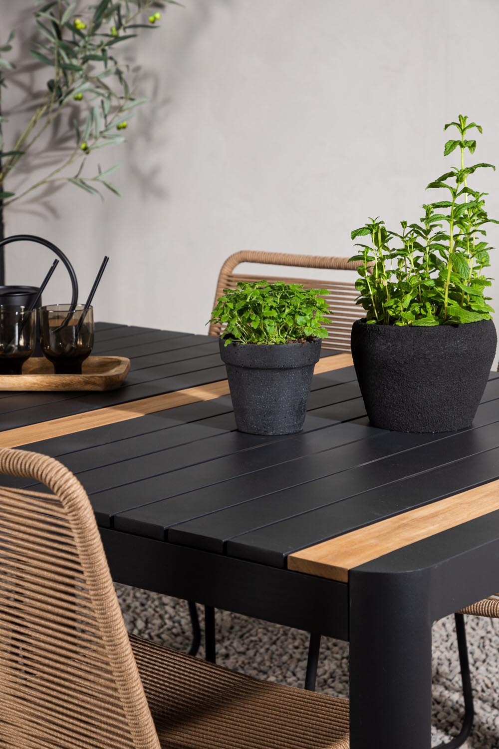 Togo Outdoor-Tischset + Lindos 150cm/4St. in Schwarz / Natur präsentiert im Onlineshop von KAQTU Design AG. Gartentischset ist von Venture Home