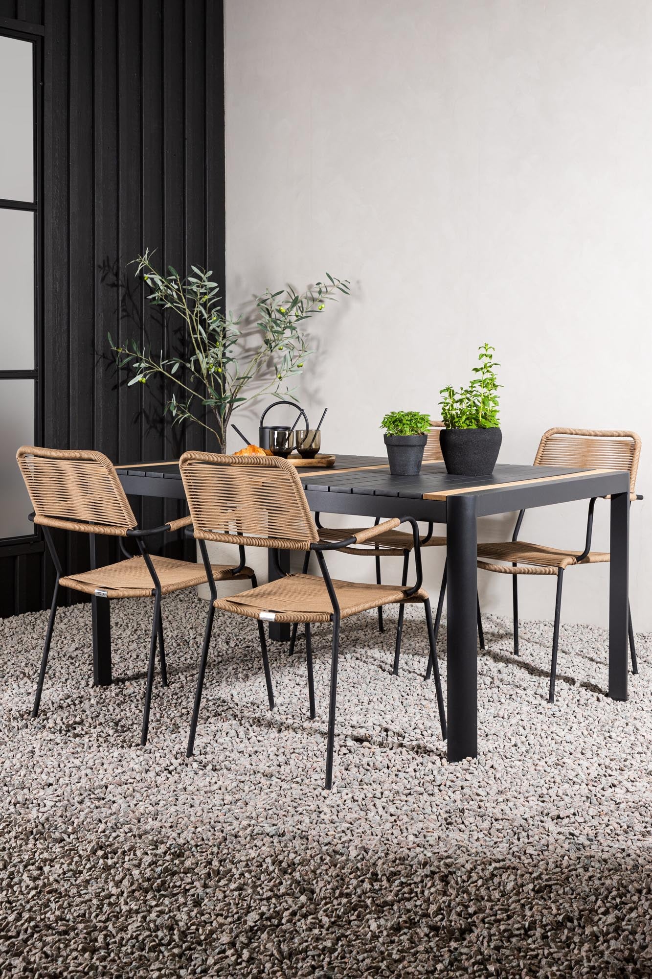 Stilvolles Togo Outdoor-Tischset mit Lindos Armchairs für unvergessliche Momente im Freien. Perfekt für gesellige Runden und entspannte Abende.