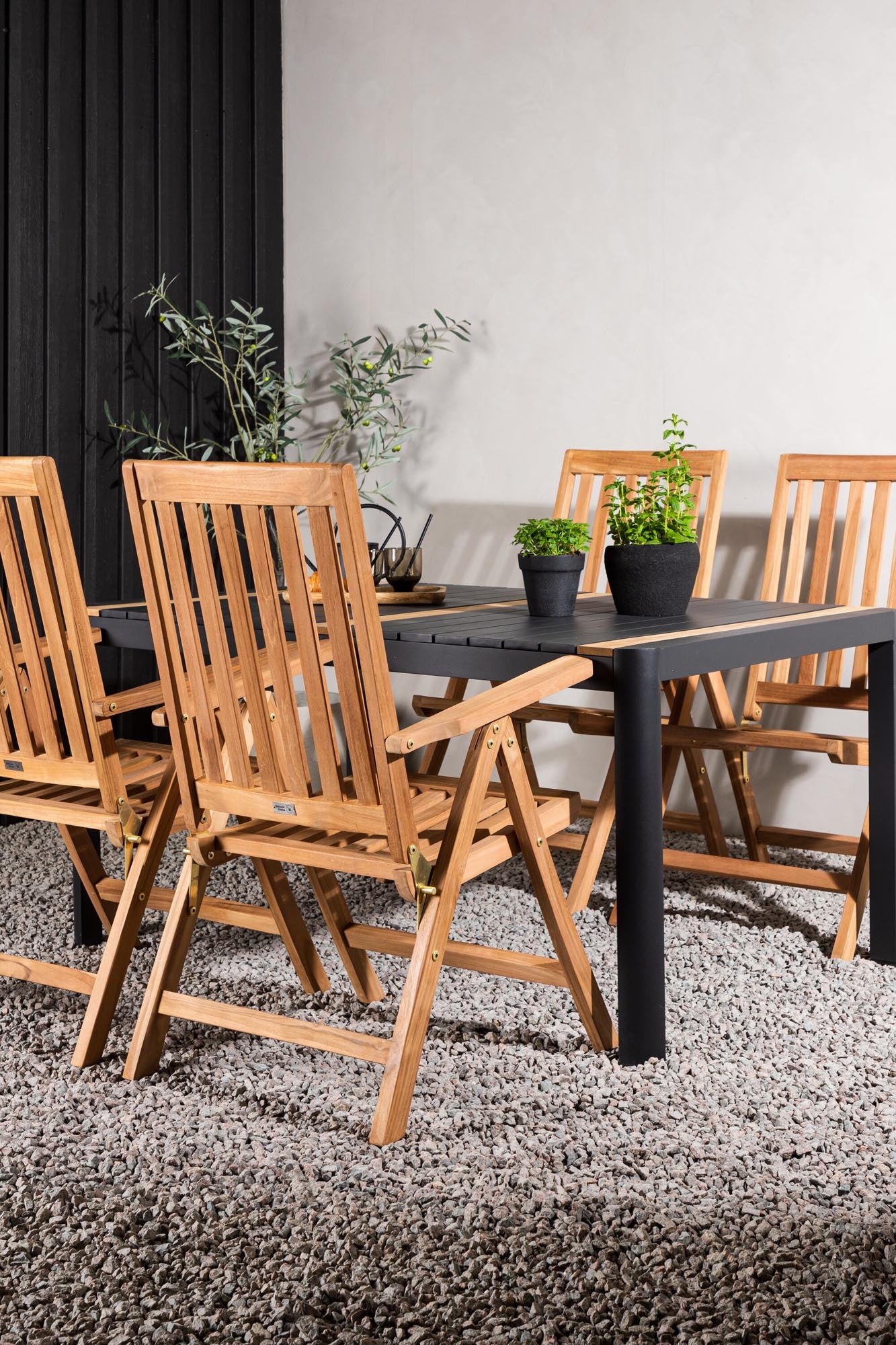 Elegantes Togo Tischset mit Kenya Tisch, ideal für Gartenpartys.