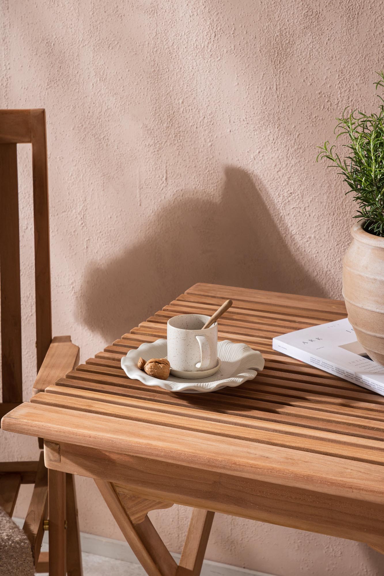 Stilvolles Ghana Tischset aus Teakholz, klappbar, mit komfortablen Kenya-Stühlen – ideal für Garten und Balkon.