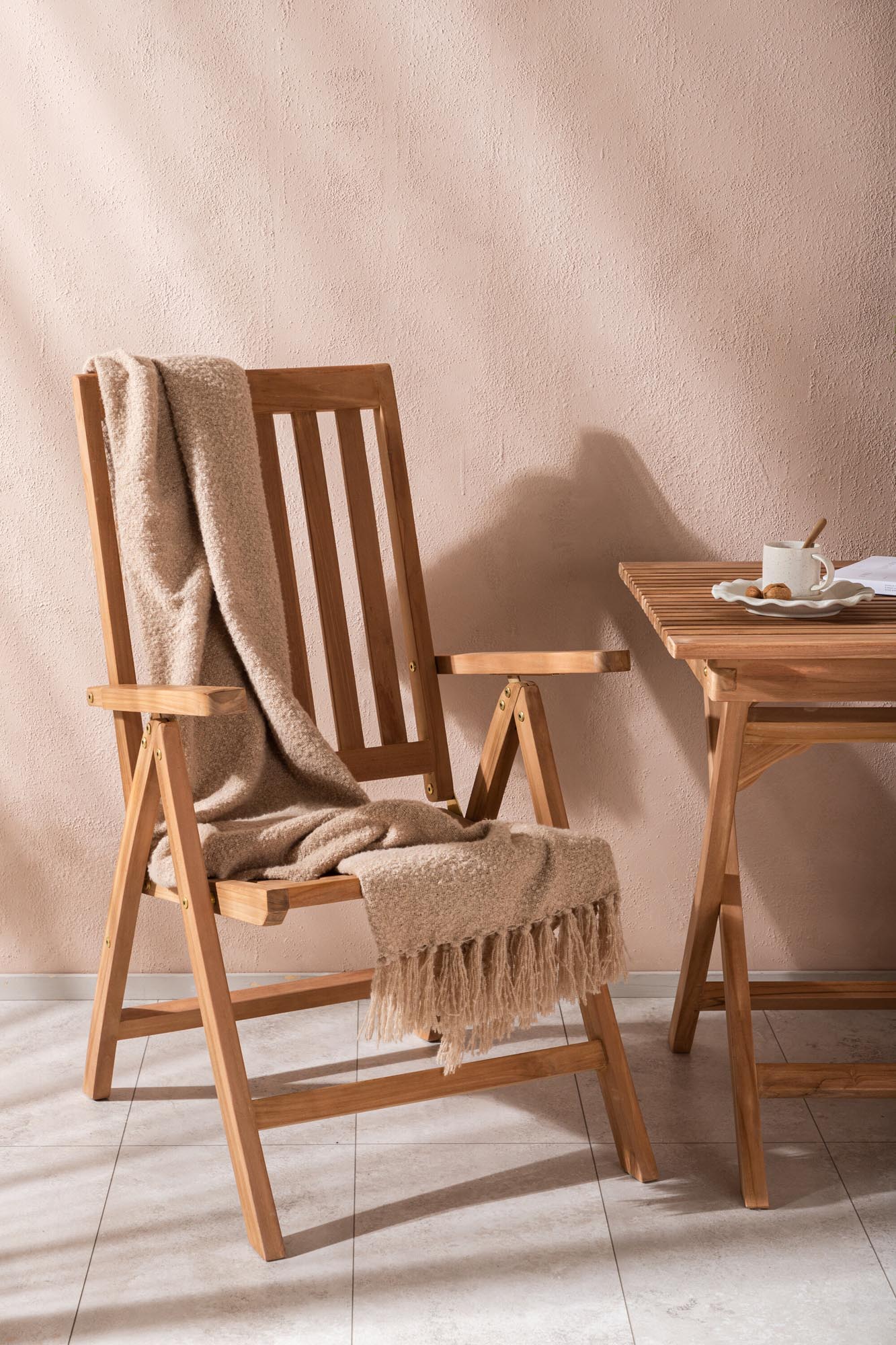 Robustes Ghana Tischset & Kenya Stühle, ideal für den Garten.