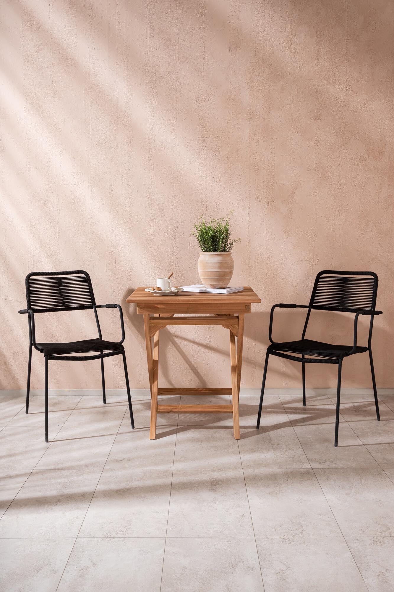 Gestalten Sie Ihren Außenbereich mit dem Ghana Outdoor-Tischset und den komfortablen Lindos Armchairs von Venture Home. Elegantes Teakholz und modernes Design.