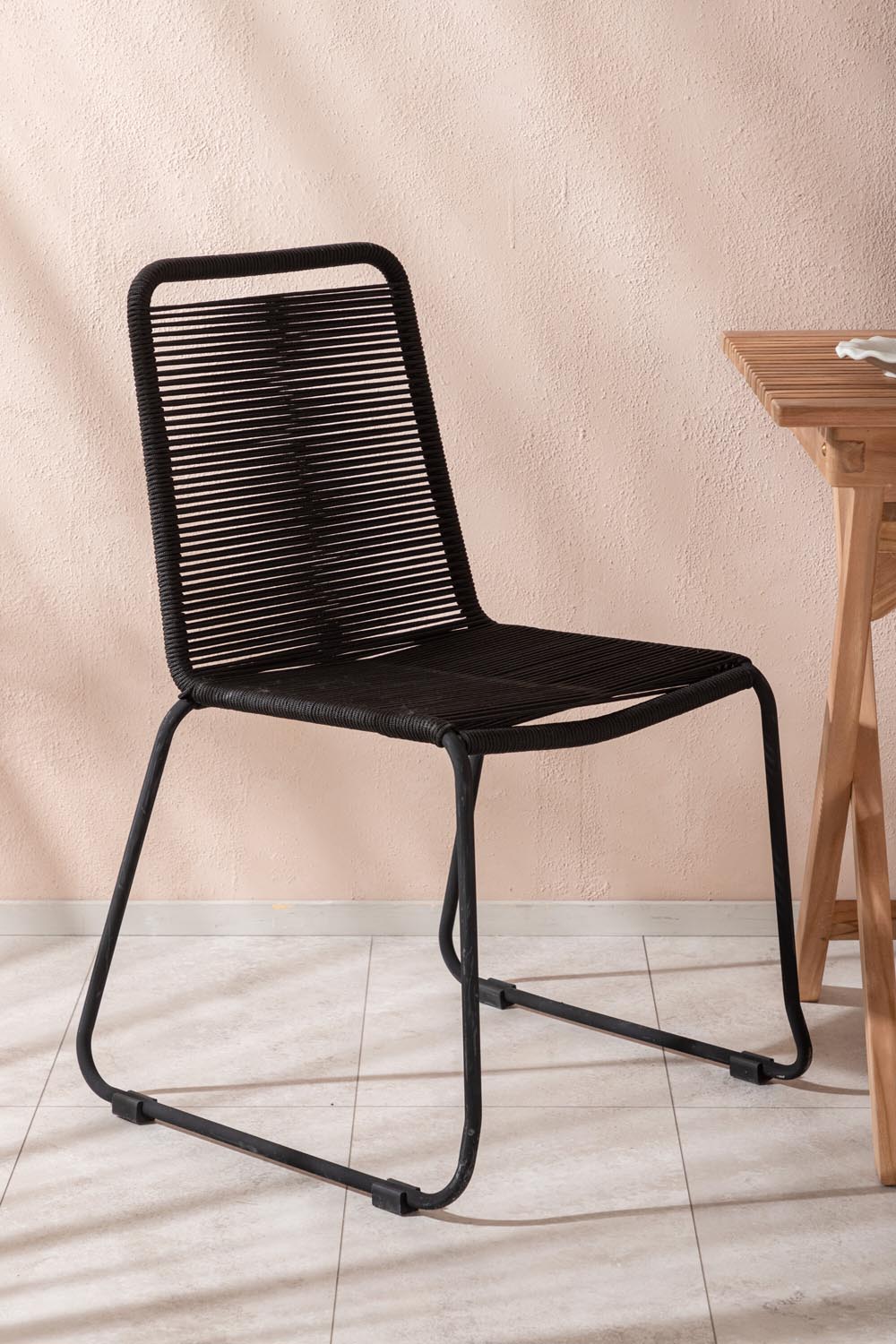 Ghana Outdoor-Tischset + Lindos Stacking 70cm/2St. in Schwarz präsentiert im Onlineshop von KAQTU Design AG. Gartentischset ist von Venture Home