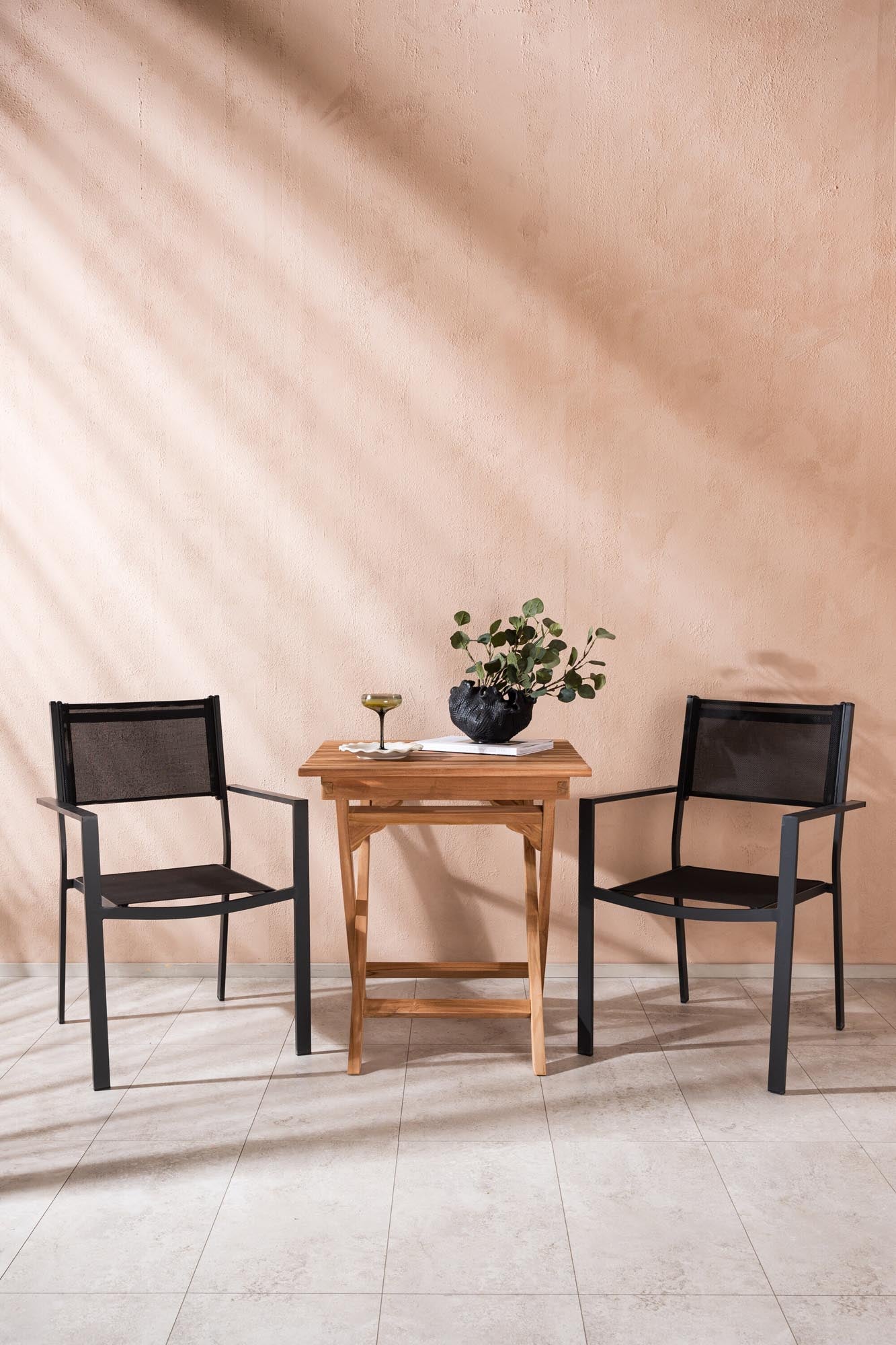 Genießen Sie stilvolle Sommerabende mit dem Ghana Outdoor-Tischset + Copacabana 70cm/2St. von Venture Home – elegantes Teakholz und komfortable, wetterfeste Stühle.