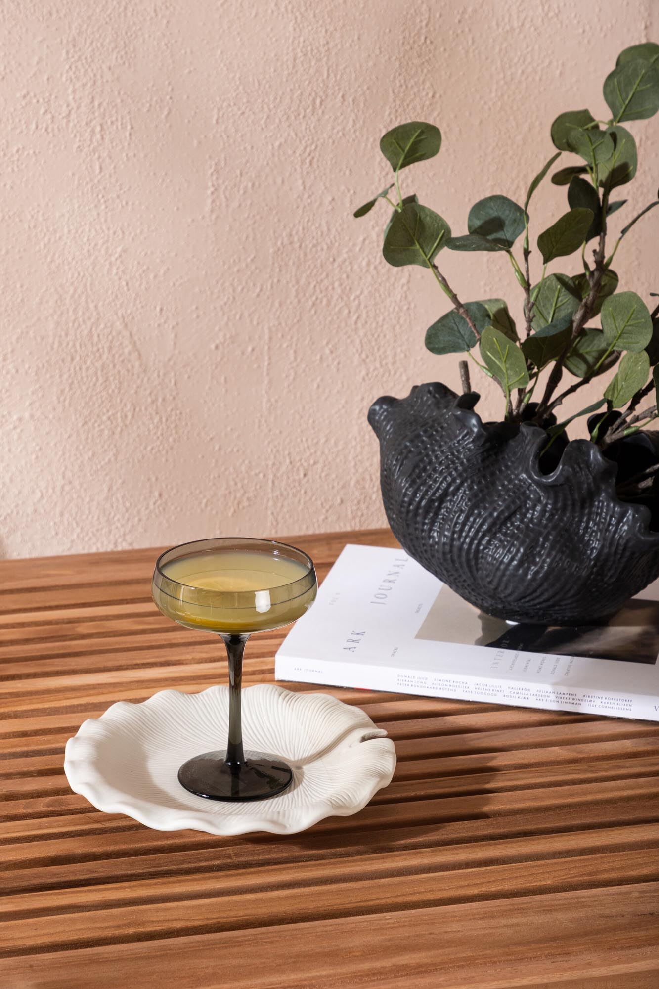 Stilvolles Ghana Outdoor-Tischset aus Teakholz, klappbar, mit Kenya-Stühlen ohne Armlehne. Robust, wetterbeständig, ideal für Garten.