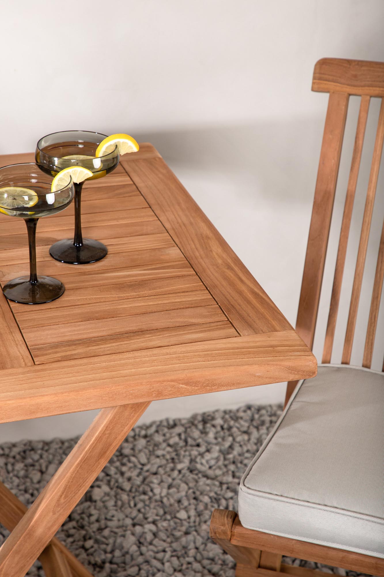 Elegantes Klapptischset für Terrasse, perfekt für gesellige Runden.