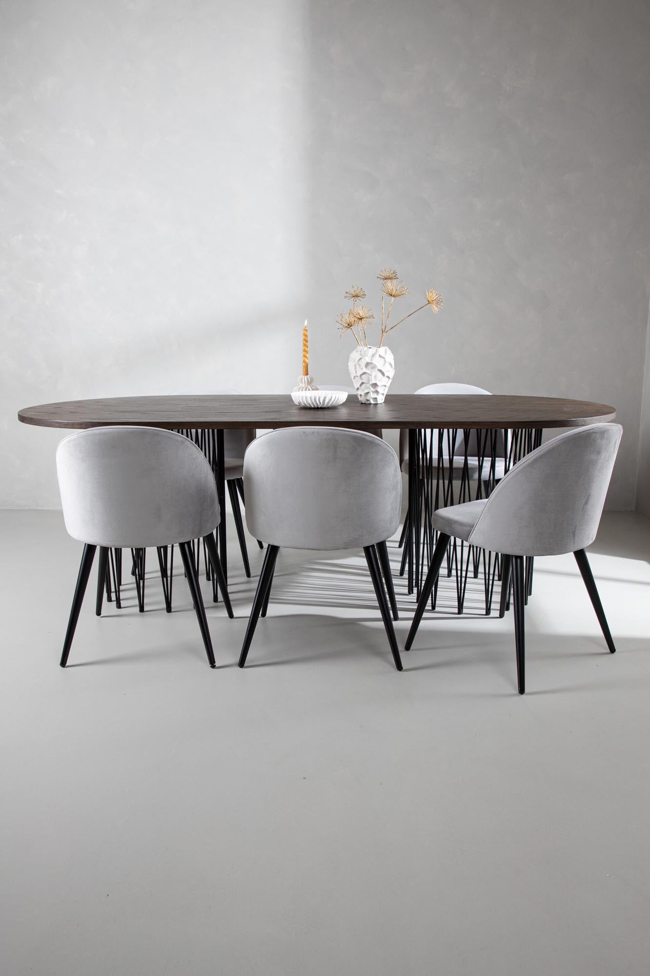 Erleben Sie das Stone Esszimmerset + Velvet von Venture Home: Ein ovaler Tisch und stilvolle Samtstühle vereinen Eleganz und Komfort für Ihr Zuhause.