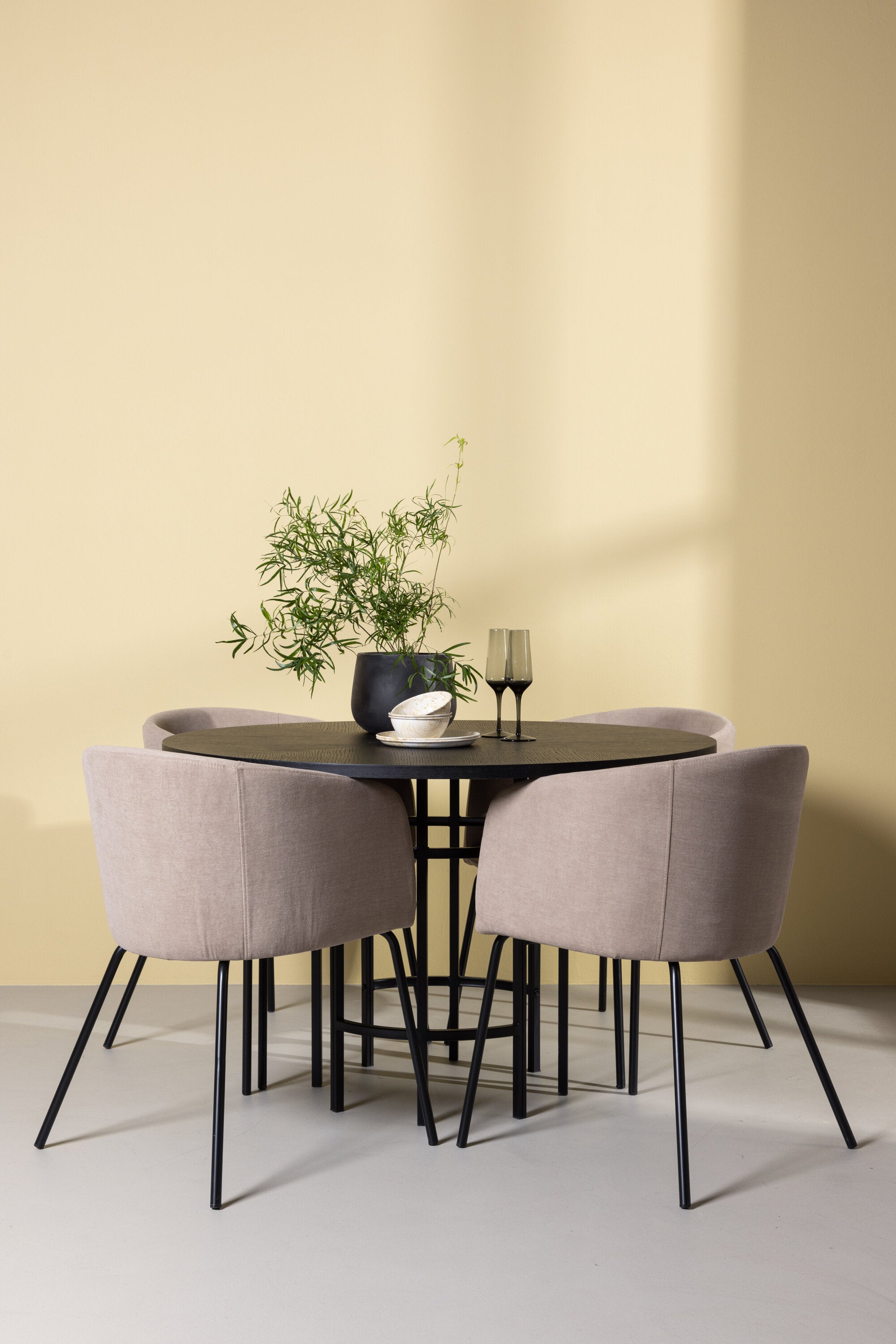 Esszimmerset Copenhagen + Berit ⌀115cm/4St. in Beige dunkel / Schwarz präsentiert im Onlineshop von KAQTU Design AG. Esszimmerset ist von Venture Home