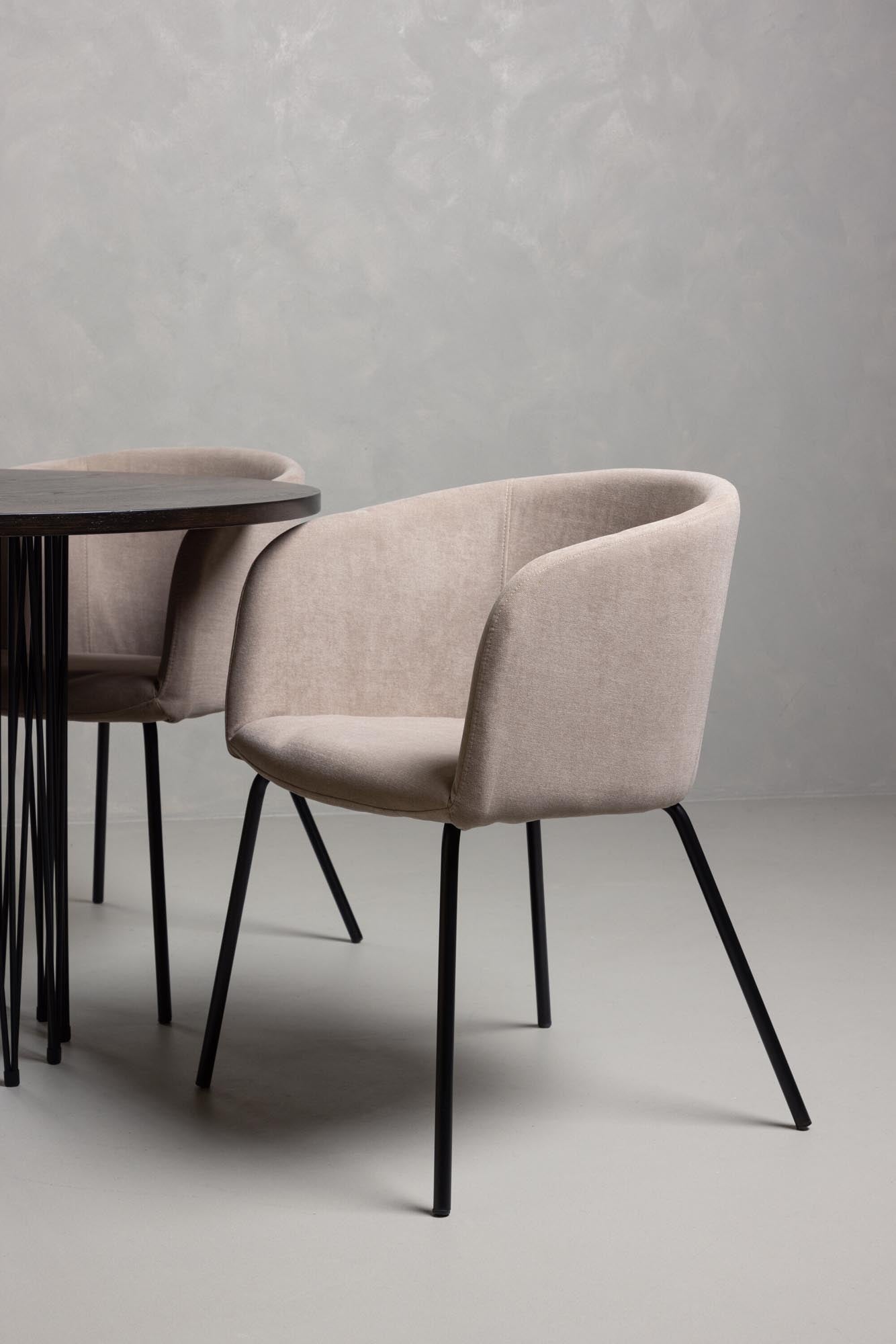 Erleben Sie das Stone Esszimmerset + Berit von Venture Home: eleganter runder Tisch und komfortable Stühle für einladende Essbereiche und stilvolles Ambiente.