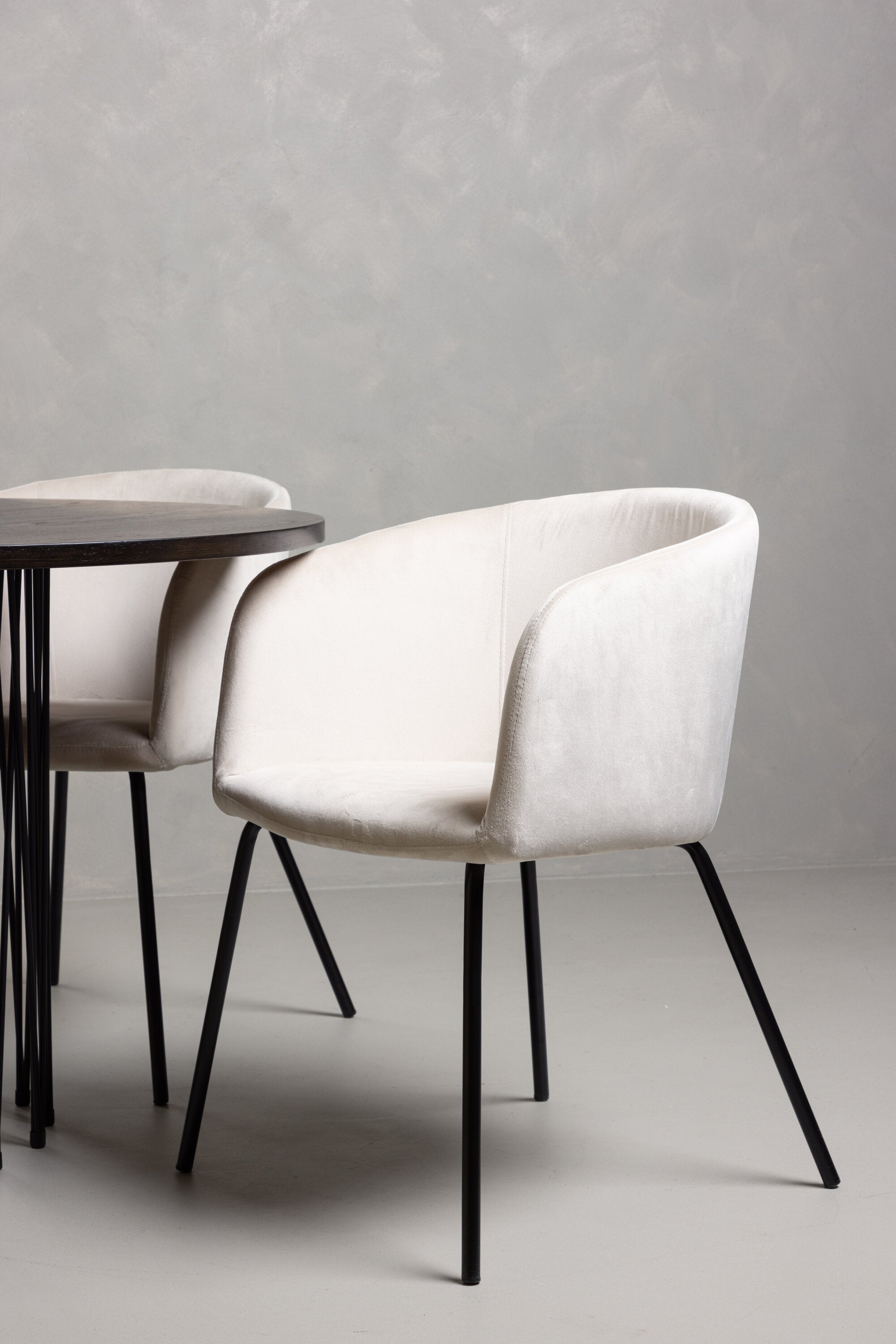 Stone Esszimmerset + Berit ⌀120cm/4St. in Beige, Schwarz präsentiert im Onlineshop von KAQTU Design AG. Esszimmerset ist von Venture Home