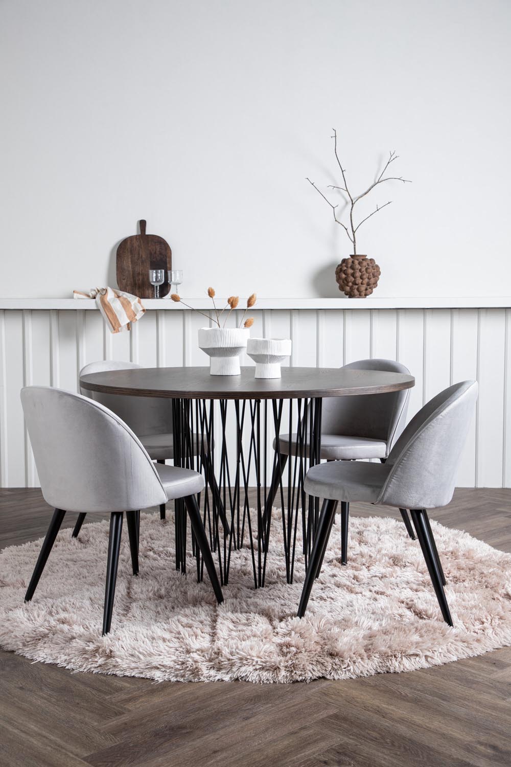 Rundes Esszimmerset mit Steinlook-Tisch aus MDF und Mocca-Furnier, schwarzem Metallgestell und vier Limhamn-Stühlen mit beigem Samtbezug.