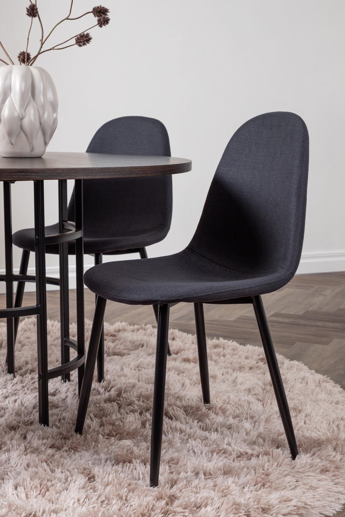 Elegantes Esszimmerset für skandinavische Wohnträume von Venture Home.