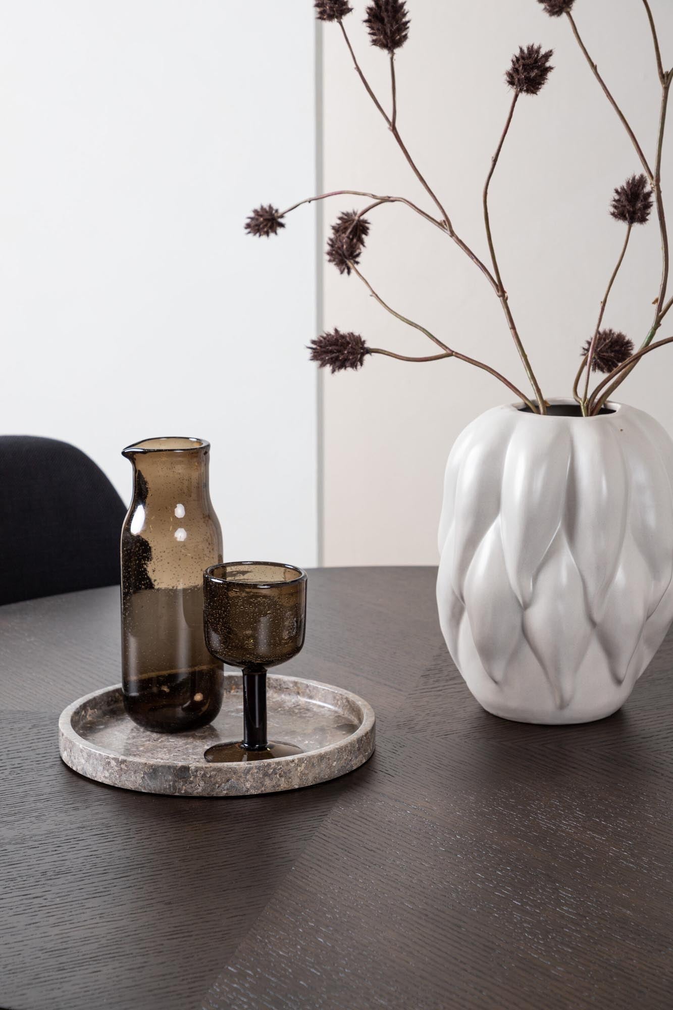 Stilvolles Esszimmerset Copenhagen + Polar von Venture Home: Moderner Tisch und bequeme Stühle für gesellige Abende und unvergessliche Momente.