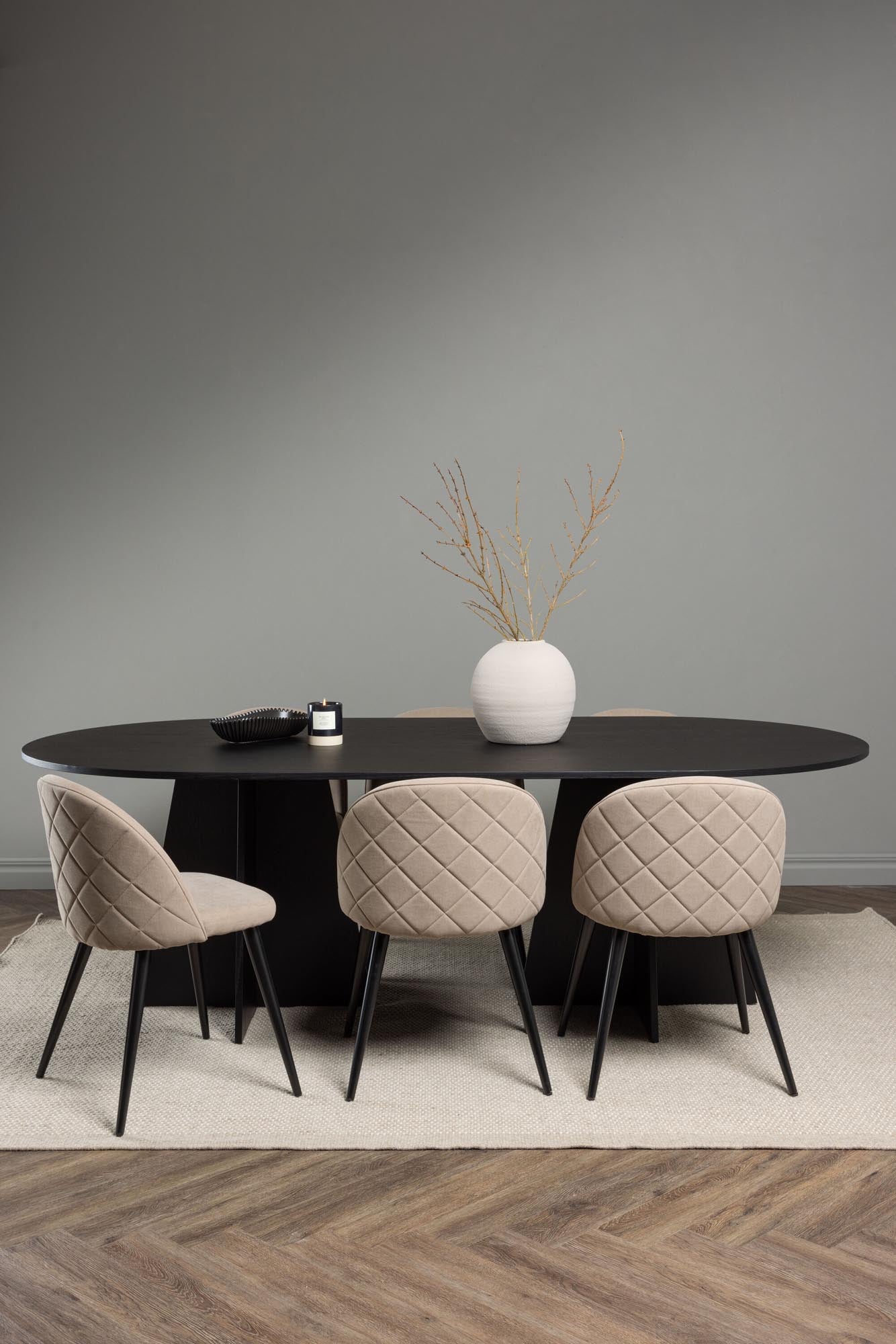 Stilvolles Bootcut Esszimmerset mit 230 cm Tisch und 6 bequemen Samt-Stühlen für unvergessliche Momente in Ihrem Esszimmer.