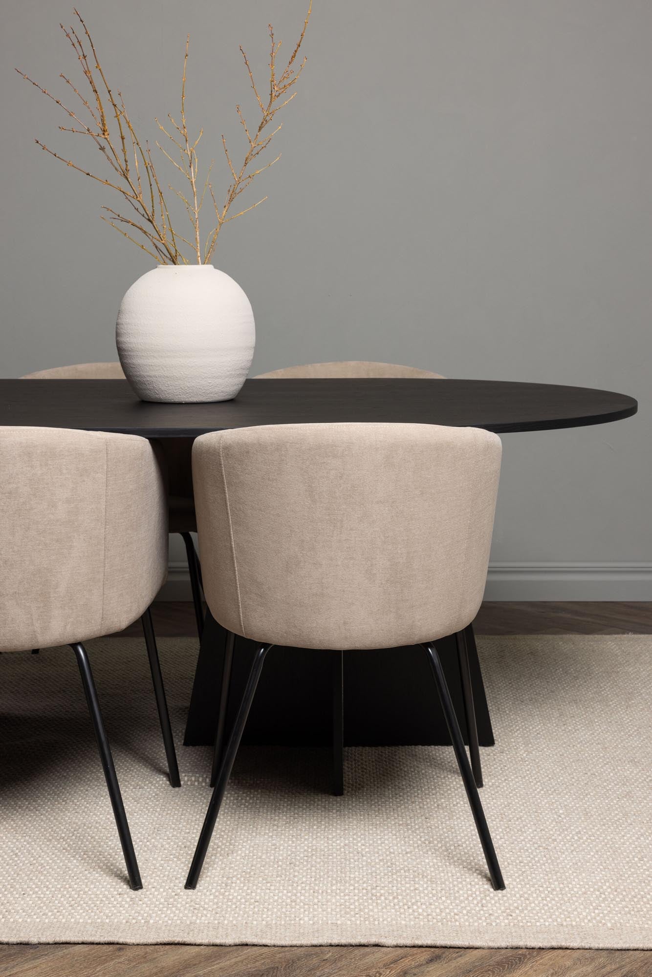 Erleben Sie das Bootcut Esszimmerset + Berit von Venture Home: ovaler Esstisch, gepolsterte Stühle, perfekte Kombination aus Stil und Komfort.