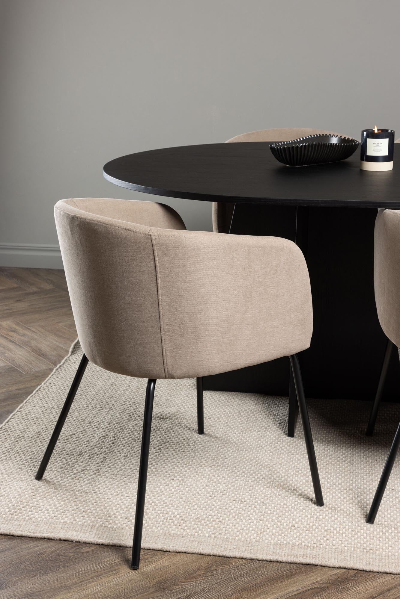 Stilvolles Esszimmerset mit großzügigem ovalem Tisch und komfortablen gepolsterten Stühlen, perfekt für gesellige Runden und elegante Anlässe.