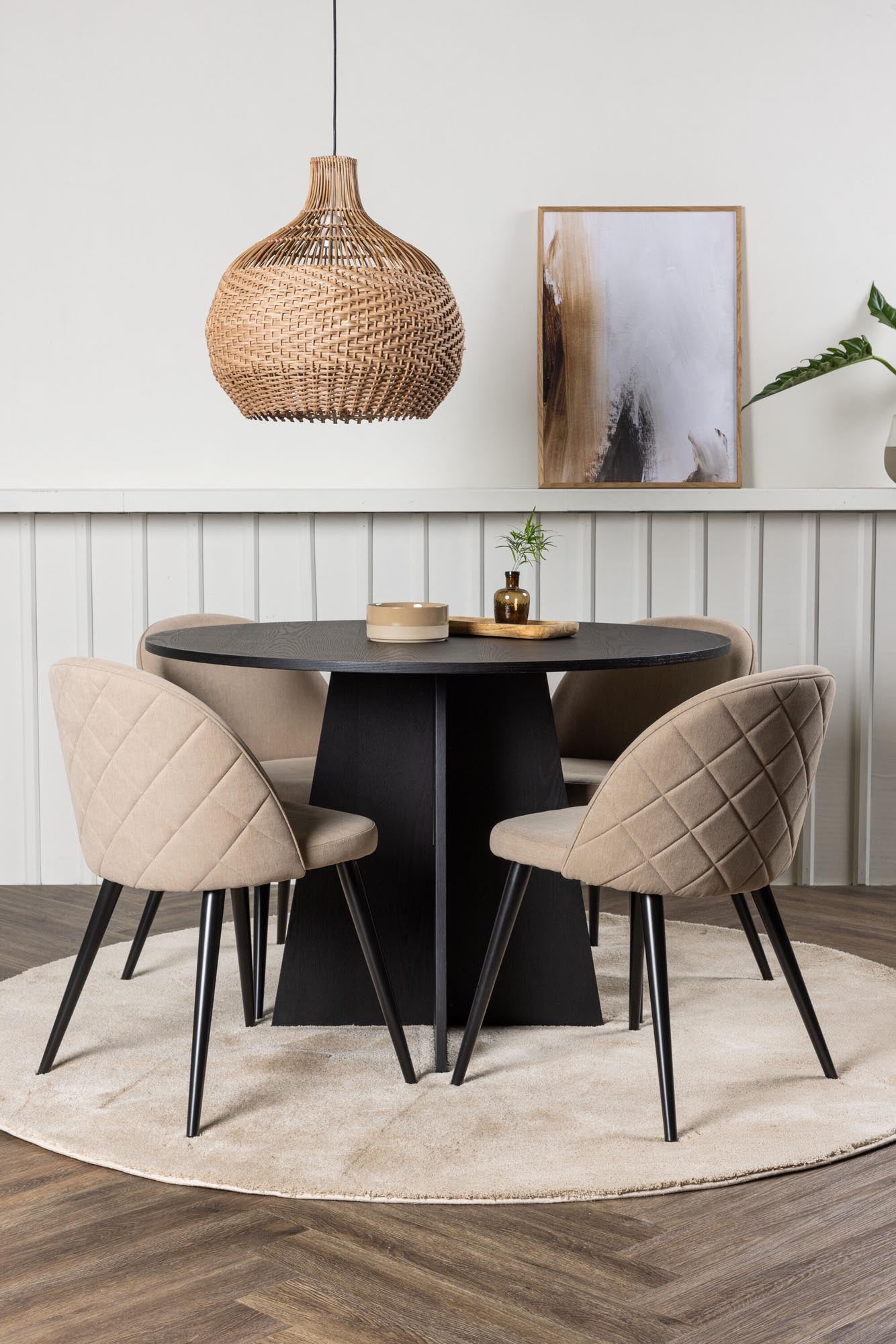 Elegantes Bootcut Esszimmerset mit runder MDF-Tischplatte und luxuriösen Velvet-Stühlen, perfekt für stilvolle Esszimmer und gesellige Abende.